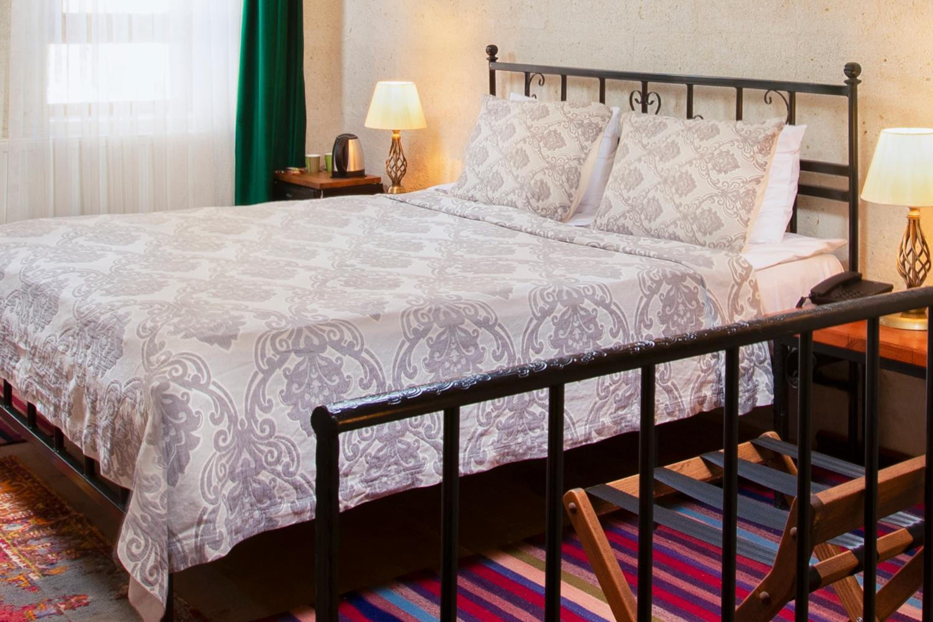 Deluxe Queen Room - Photo 11