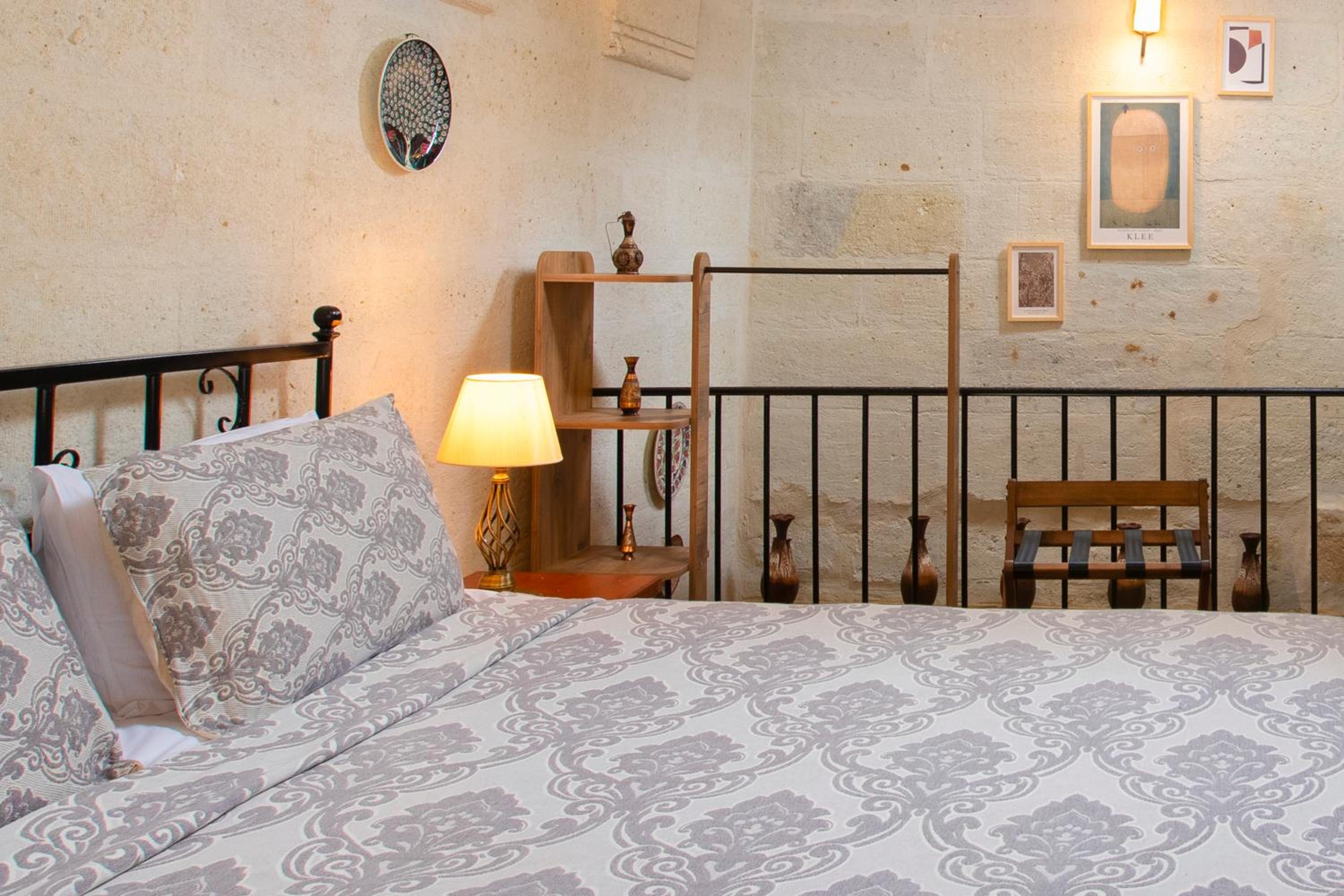 Deluxe Queen Room - Photo 13