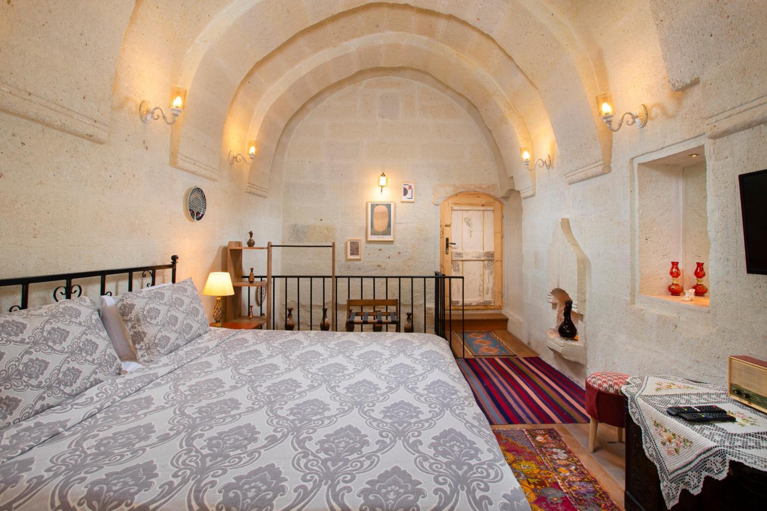 Deluxe Queen Room - Photo 8