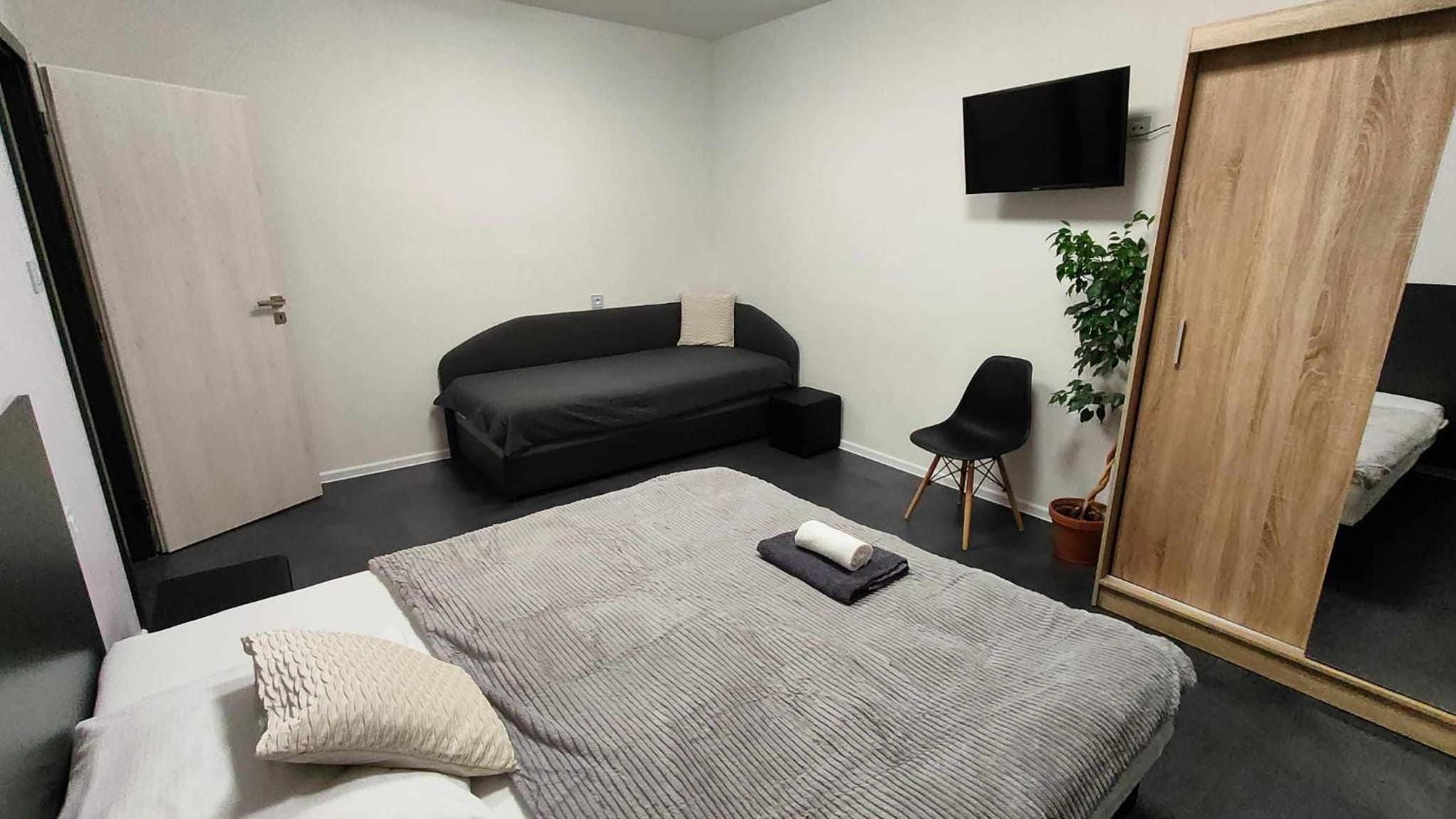 One-Bedroom Apartment photo 1