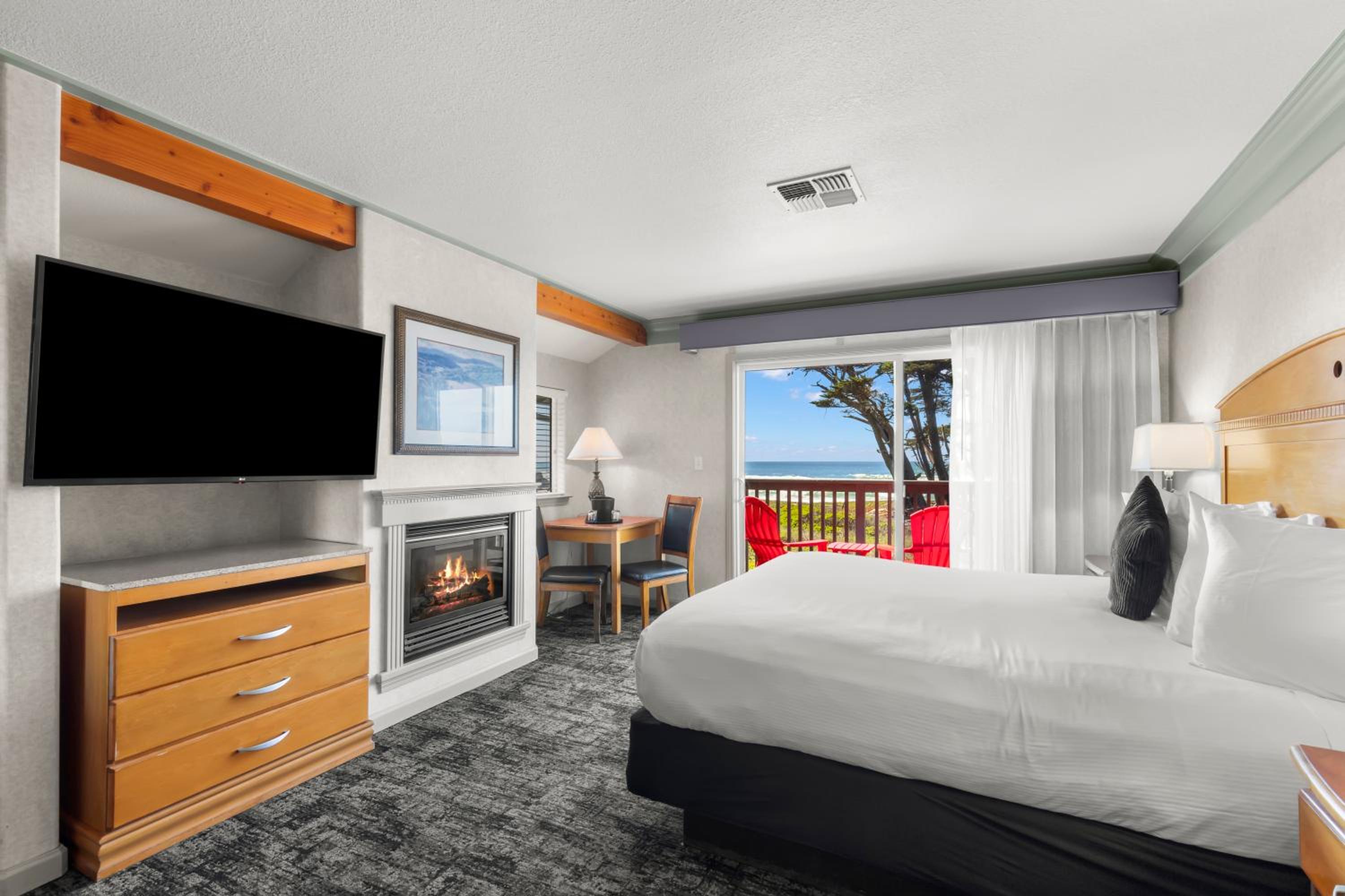 King Whirlpool Tub Room with Ocean View - (No Pets)