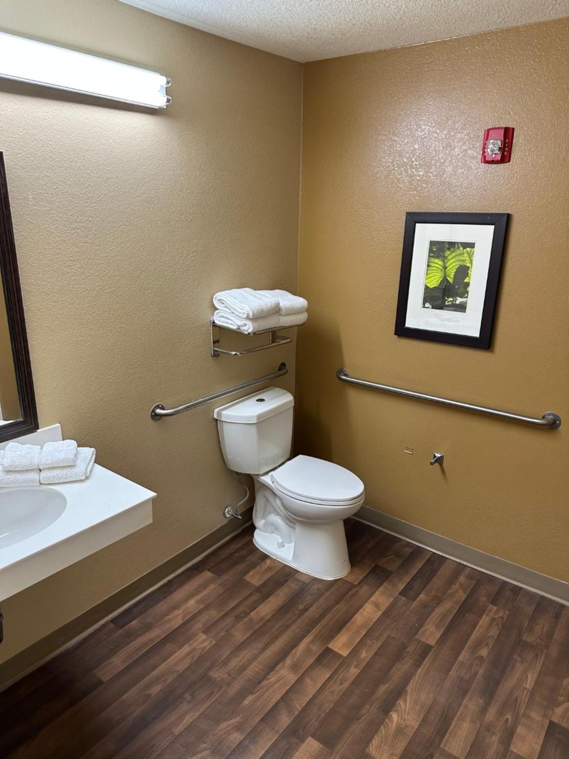 Studio King Room Disability Access Non-Smoking - Photo 10
