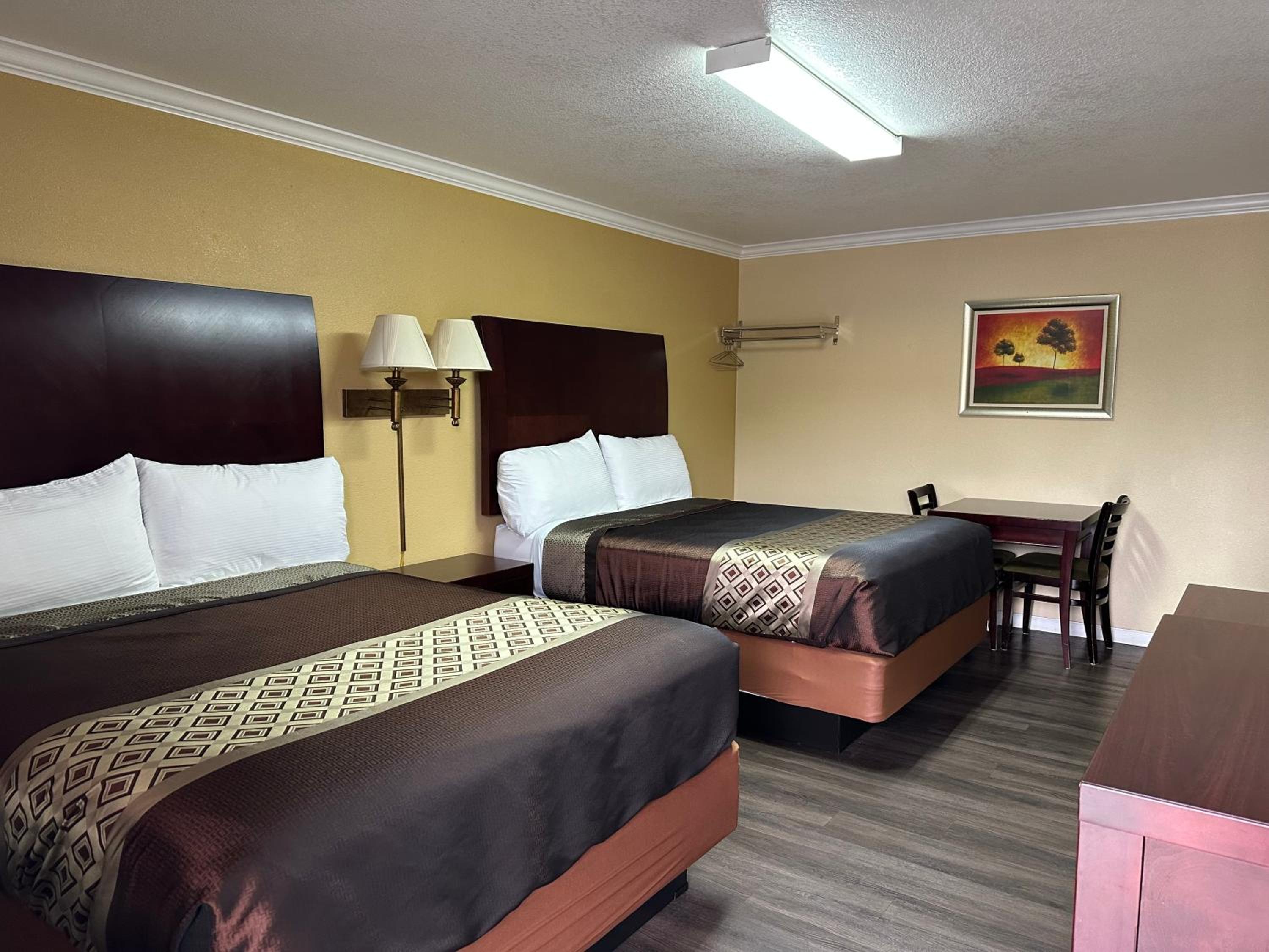 Queen Room with Two Queen Beds - Non-Smoking photo 2