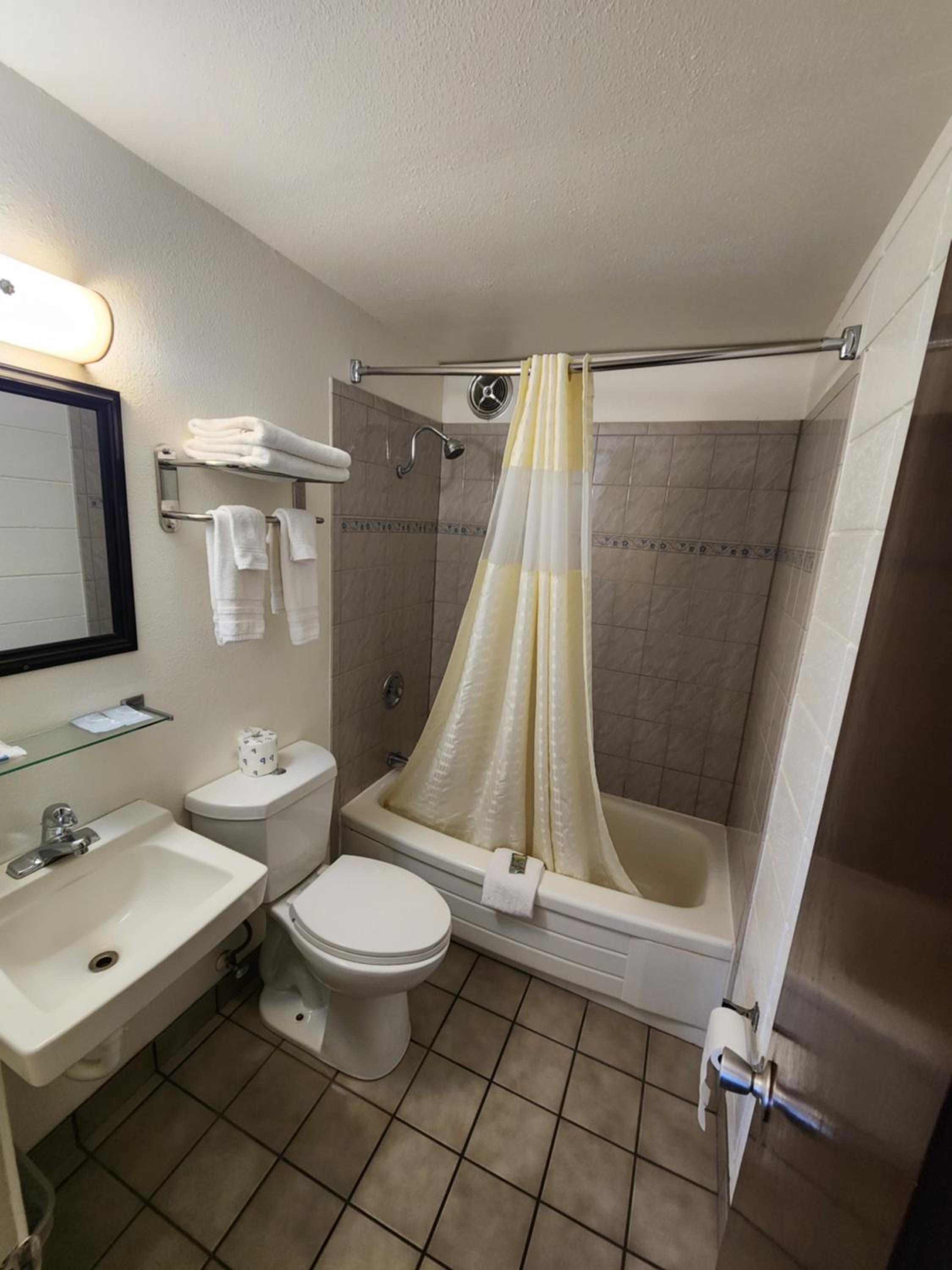 Queen Room with Two Queen Beds - Non-Smoking photo 3