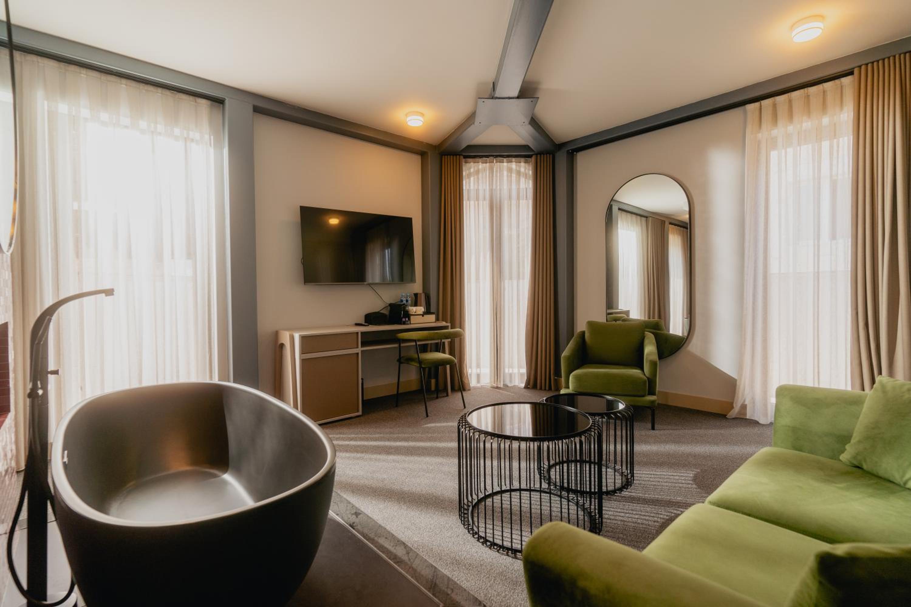 Executive Suite - Photo 4