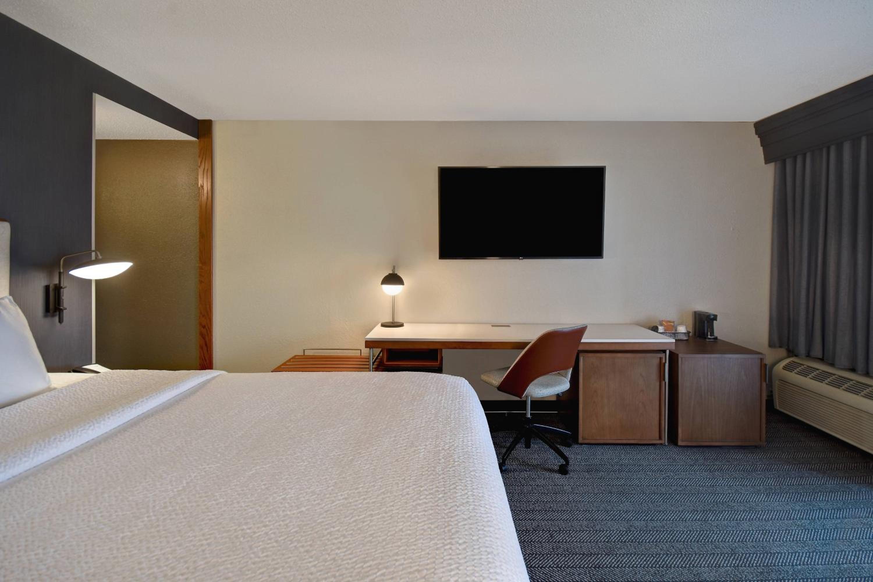 King Room with Sofa Bed - Photo 8