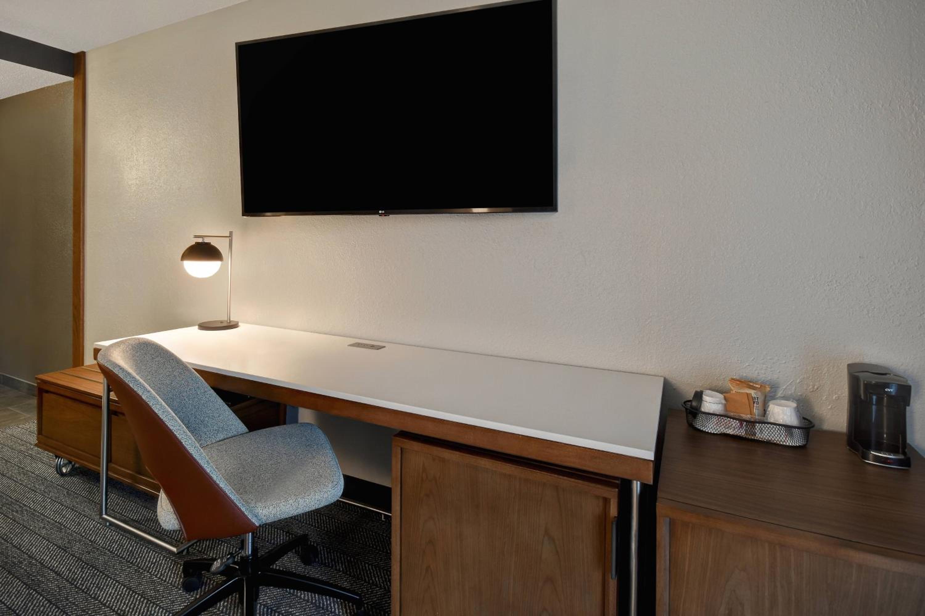 King Room with Sofa Bed - Photo 6