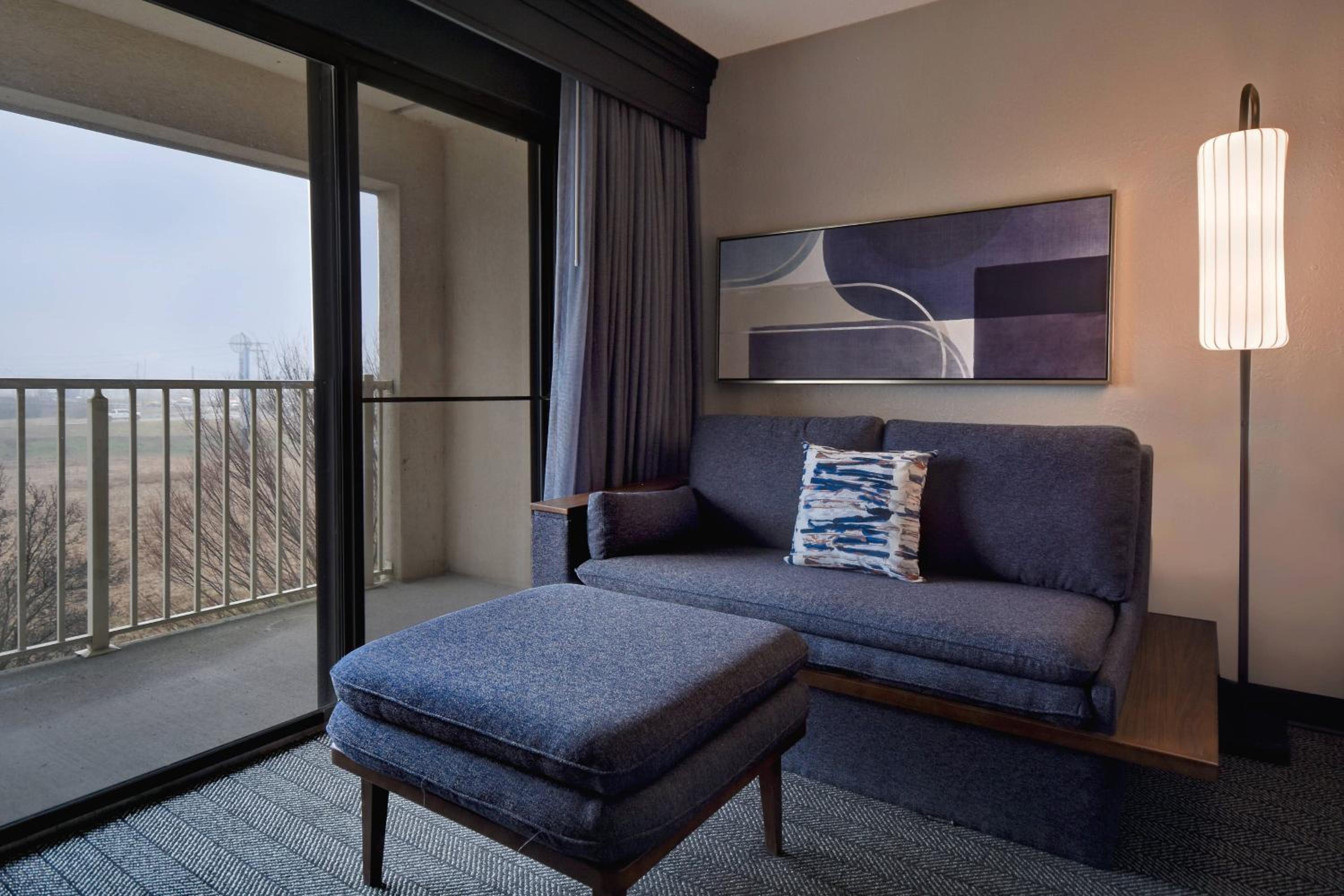 King Room with Sofa Bed - Photo 7