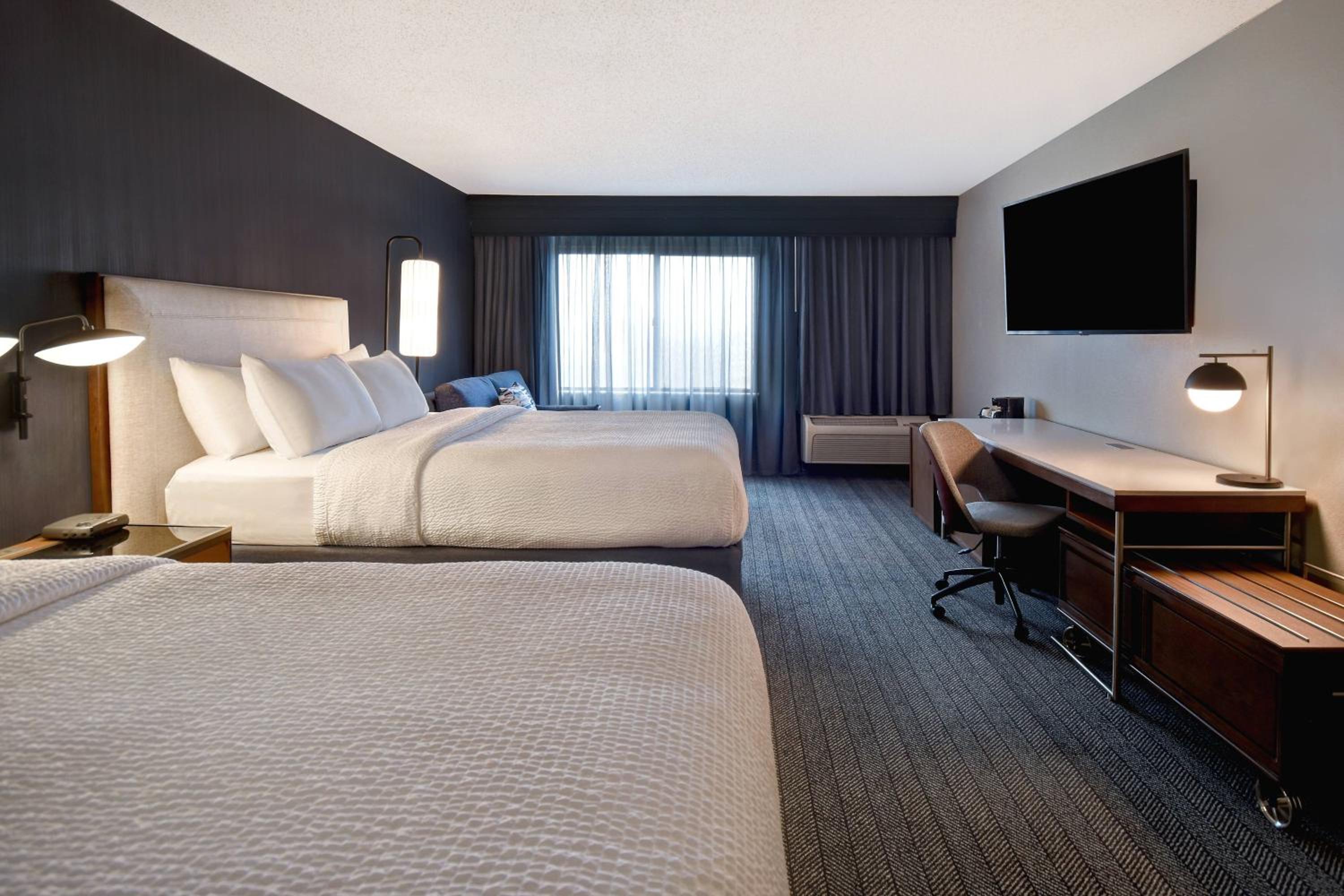 Queen Room with Two Queen Beds and Adapted Tub - Mobility Accessible