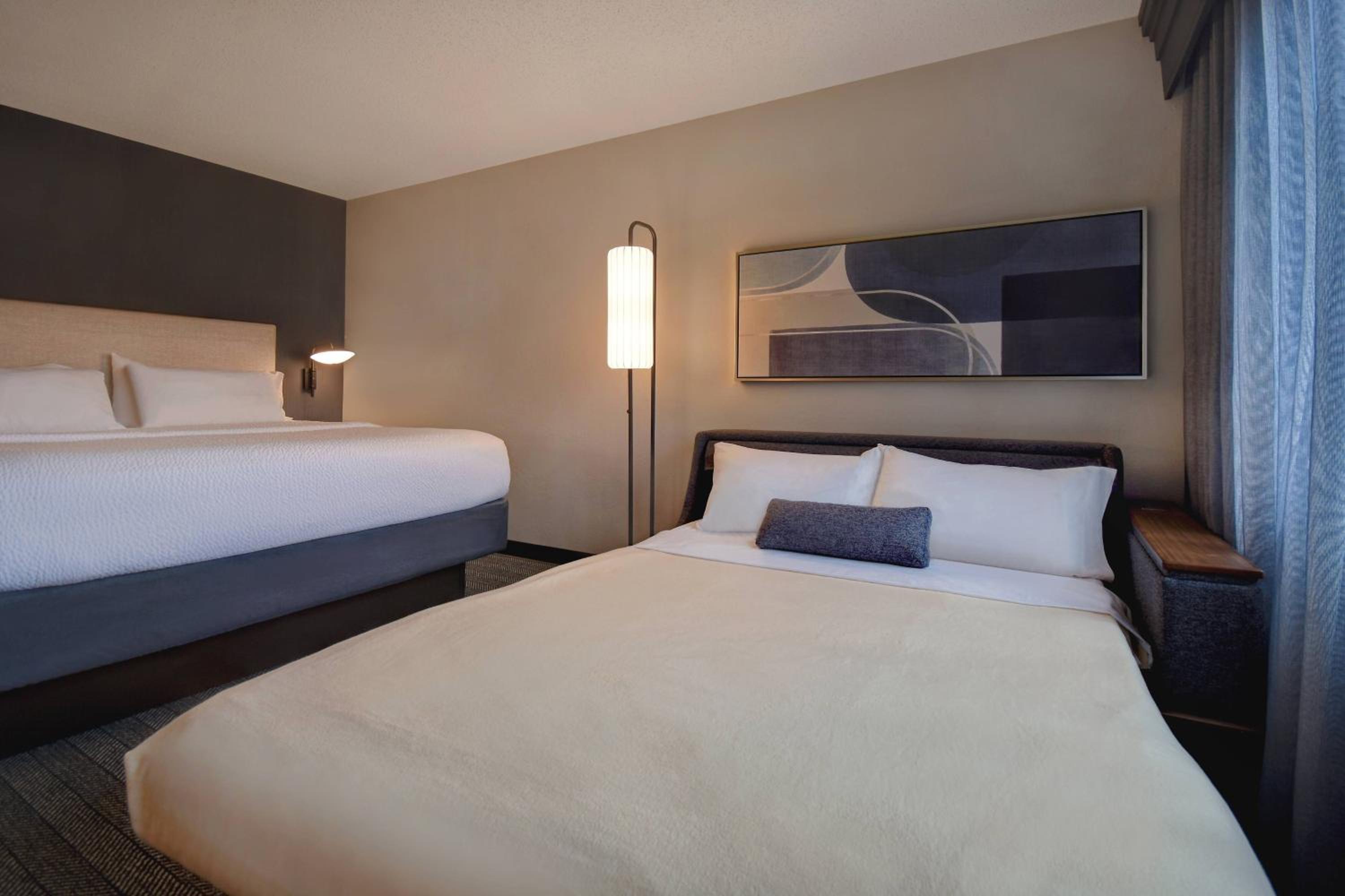 King Room with Sofa Bed - Photo 9