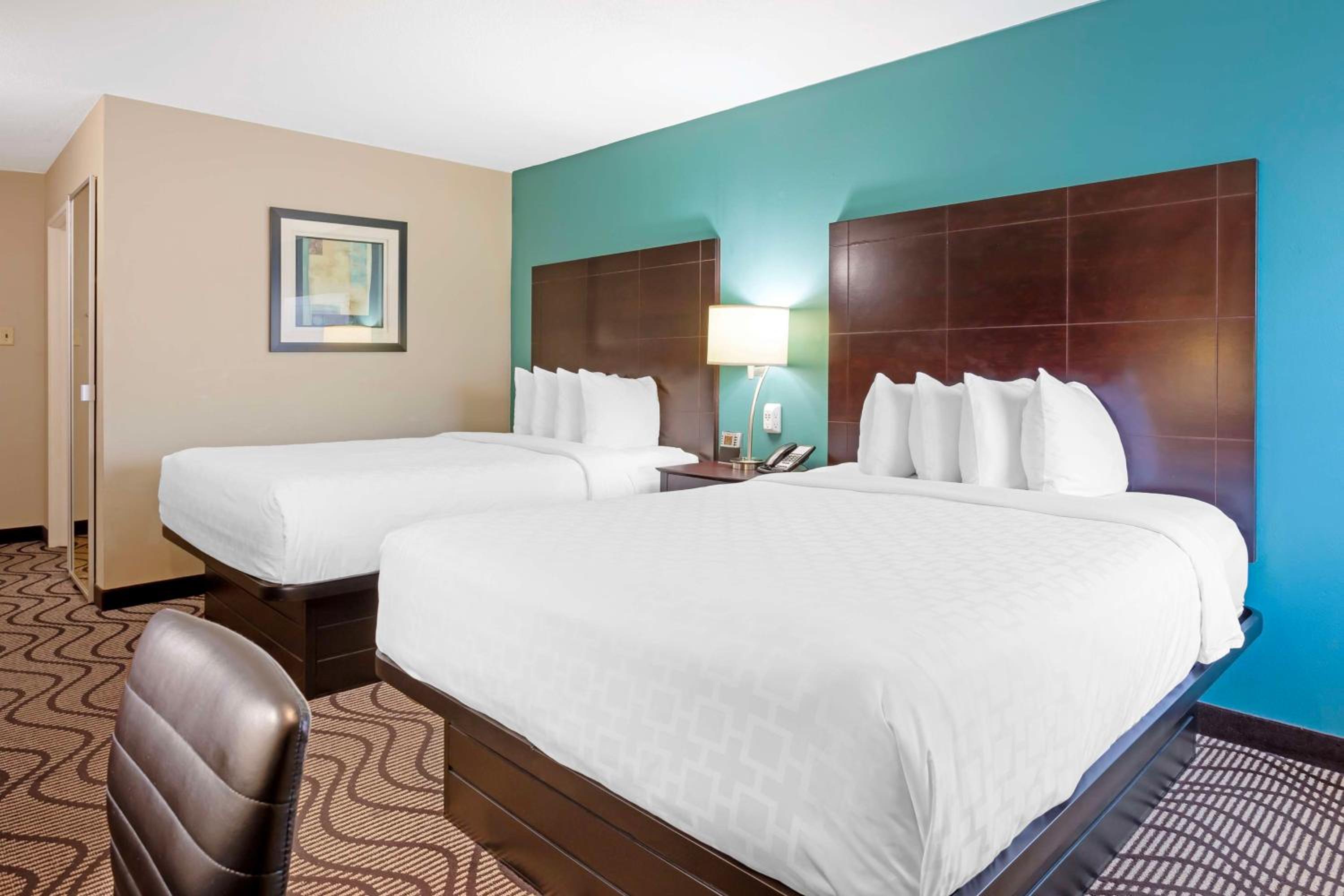 Queen Room with Two Queen Beds - Non-Smoking - Photo 3
