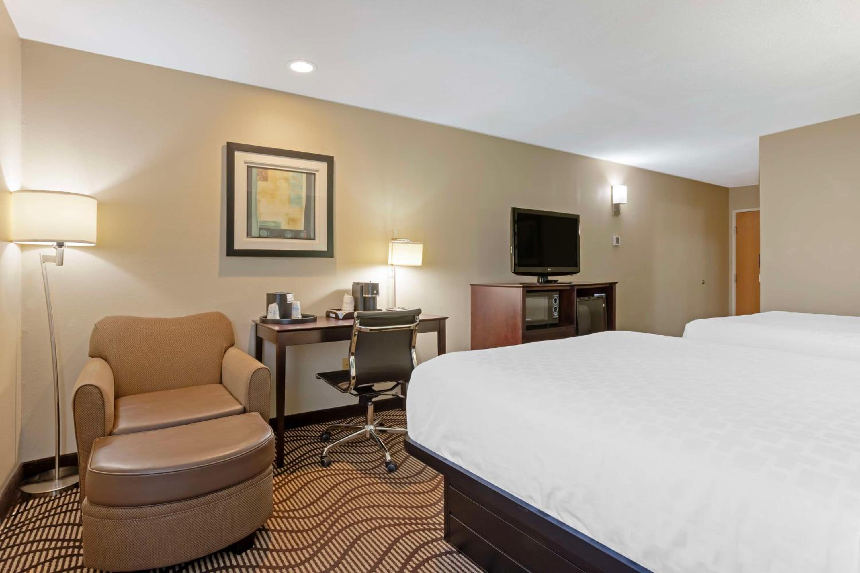 Queen Room with Two Queen Beds - Non-Smoking - Photo 4