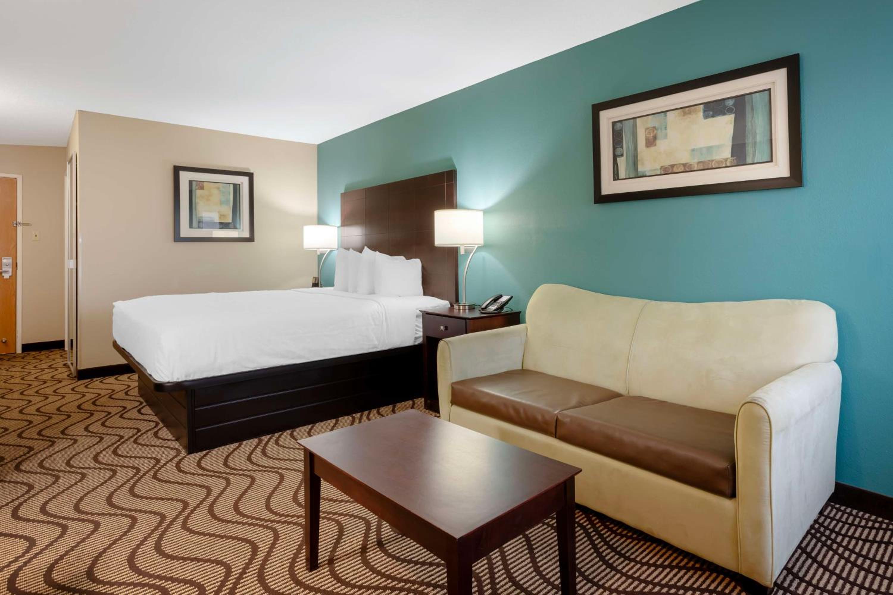Large King Room with Sofa Bed - Non-Smoking - Photo 3