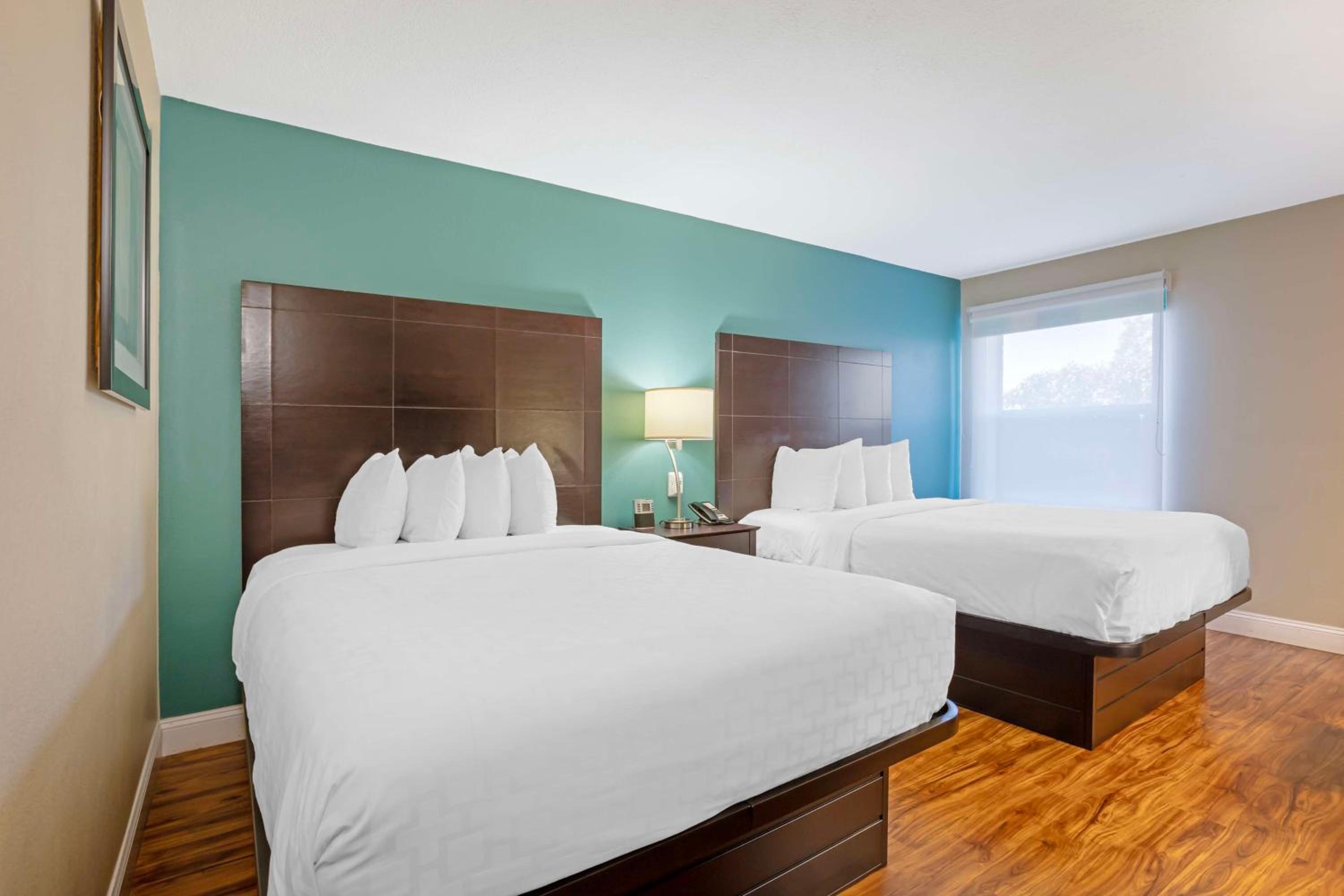 Queen Room with Two Queen Beds - Pet Friendly/Non-Smoking - Photo 3