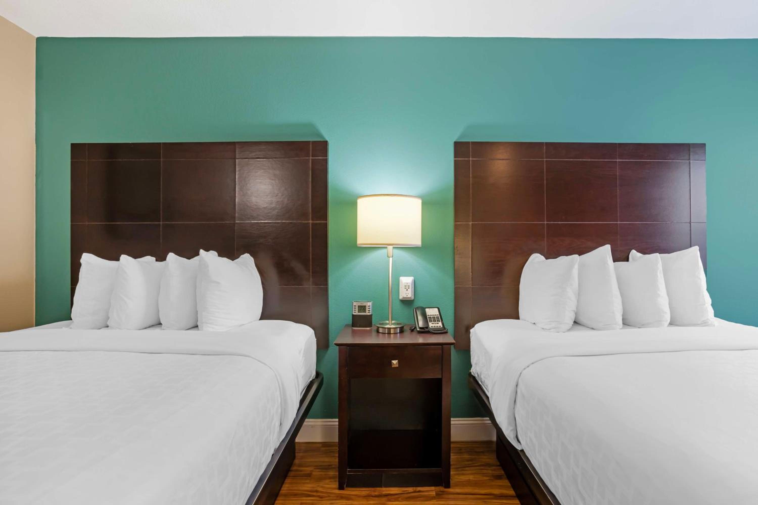 Queen Room with Two Queen Beds - Pet Friendly/Non-Smoking - Photo 2