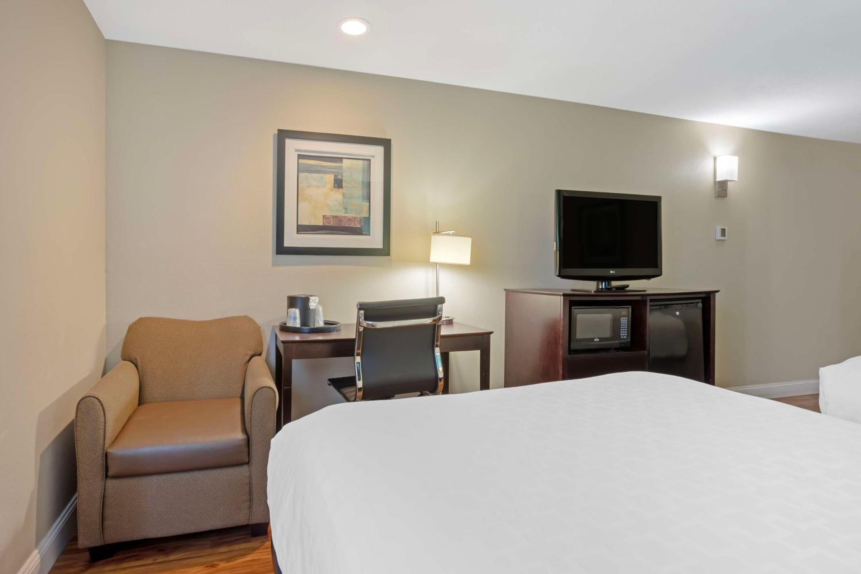 Queen Room with Two Queen Beds - Pet Friendly/Non-Smoking - Photo 1