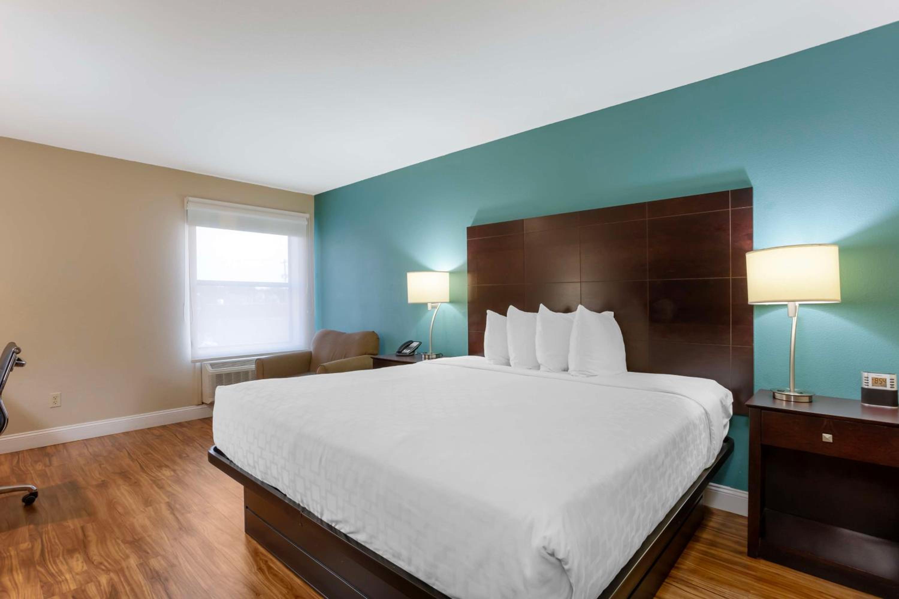 King Room - Pet Friendly/Non-Smoking - Photo 2