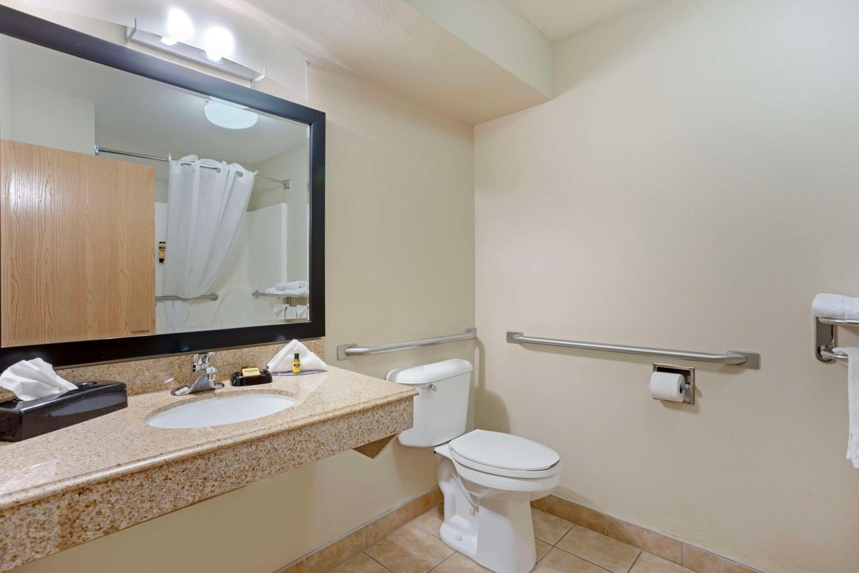 King Room with Bath Tub - Disability Access/Non-Smoking  - Photo 4