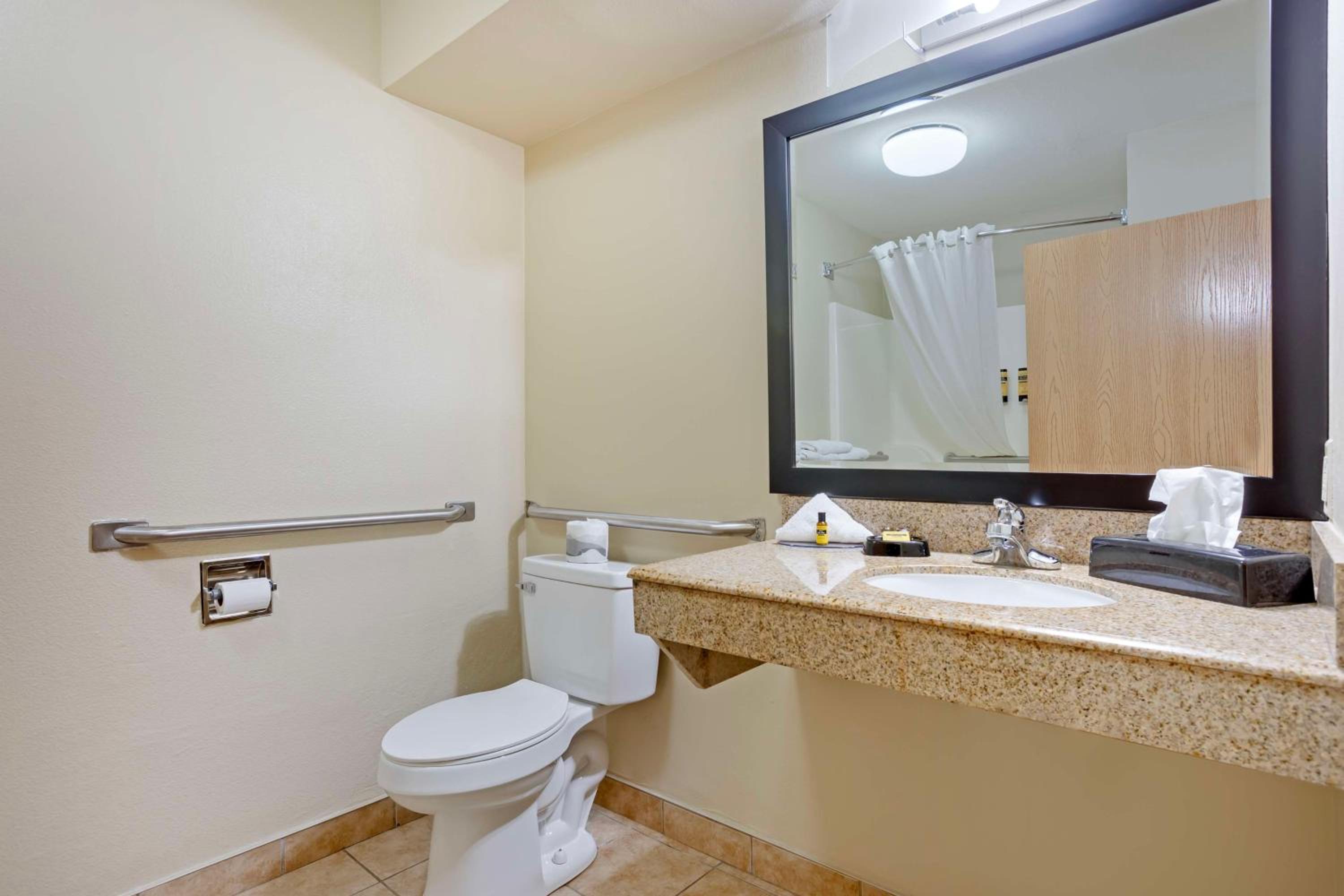 Queen Room with Two Queen Beds and Bath Tub - Disability Access/Non-Smoking  - Photo 3