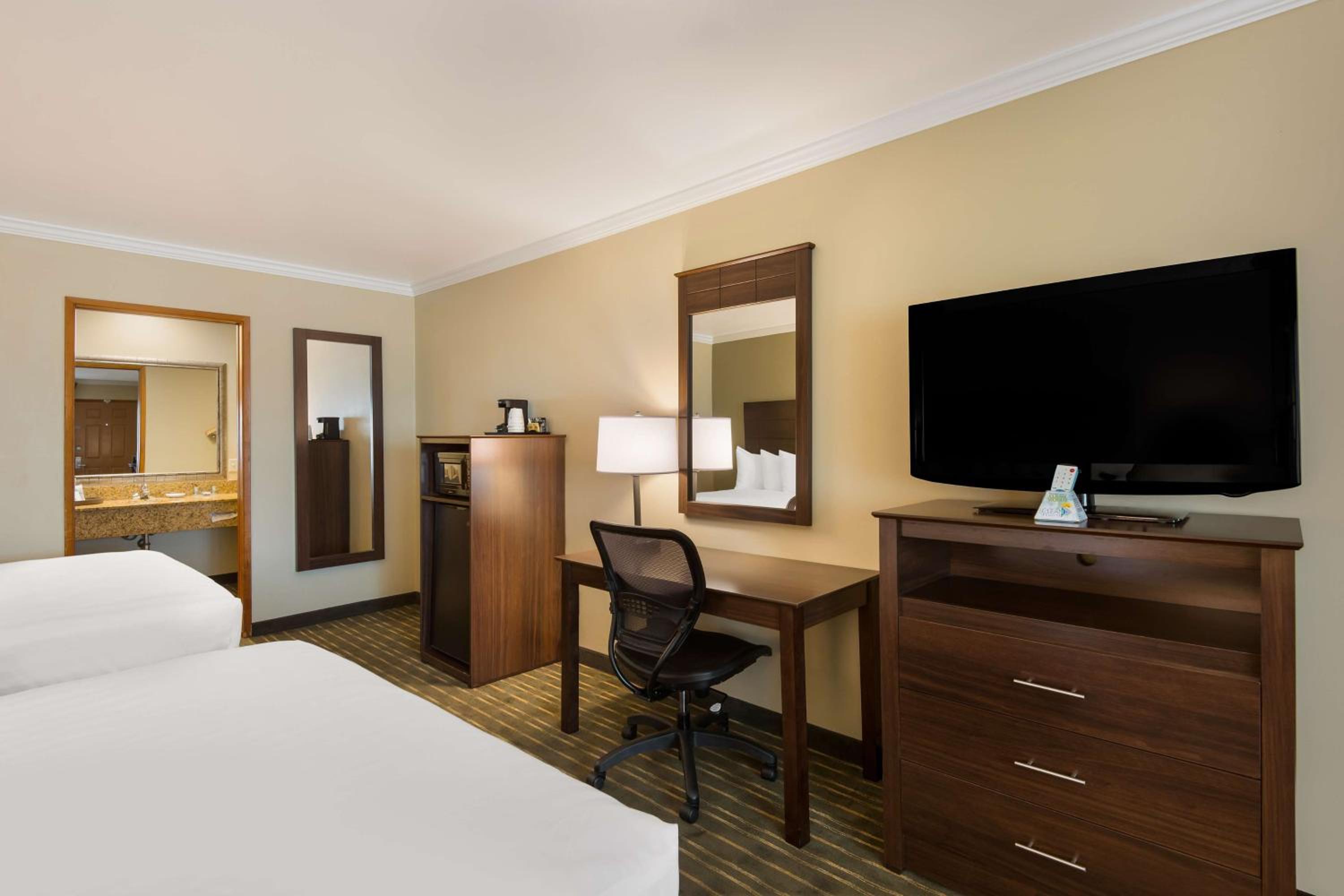 Standard Two Queen Bed Room - Photo 4