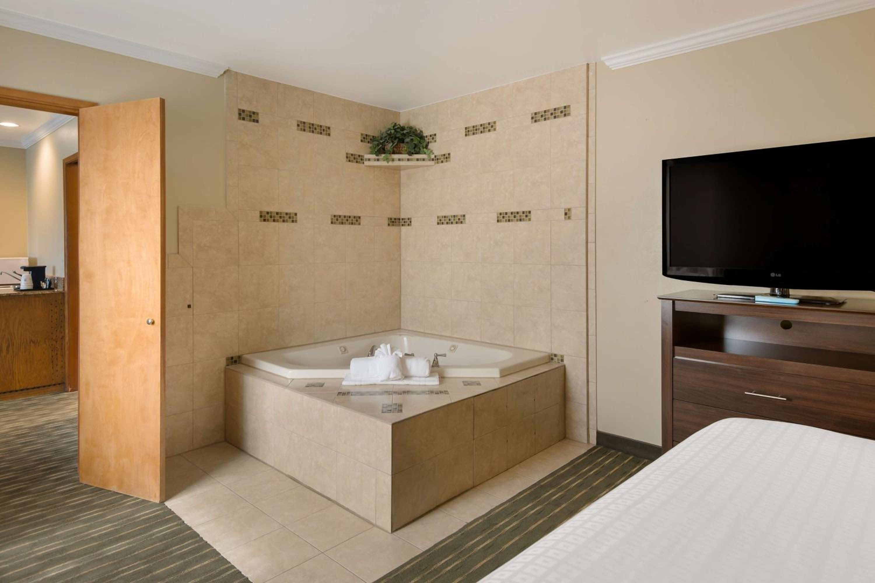 King Suite - Non-Smoking - Photo 6