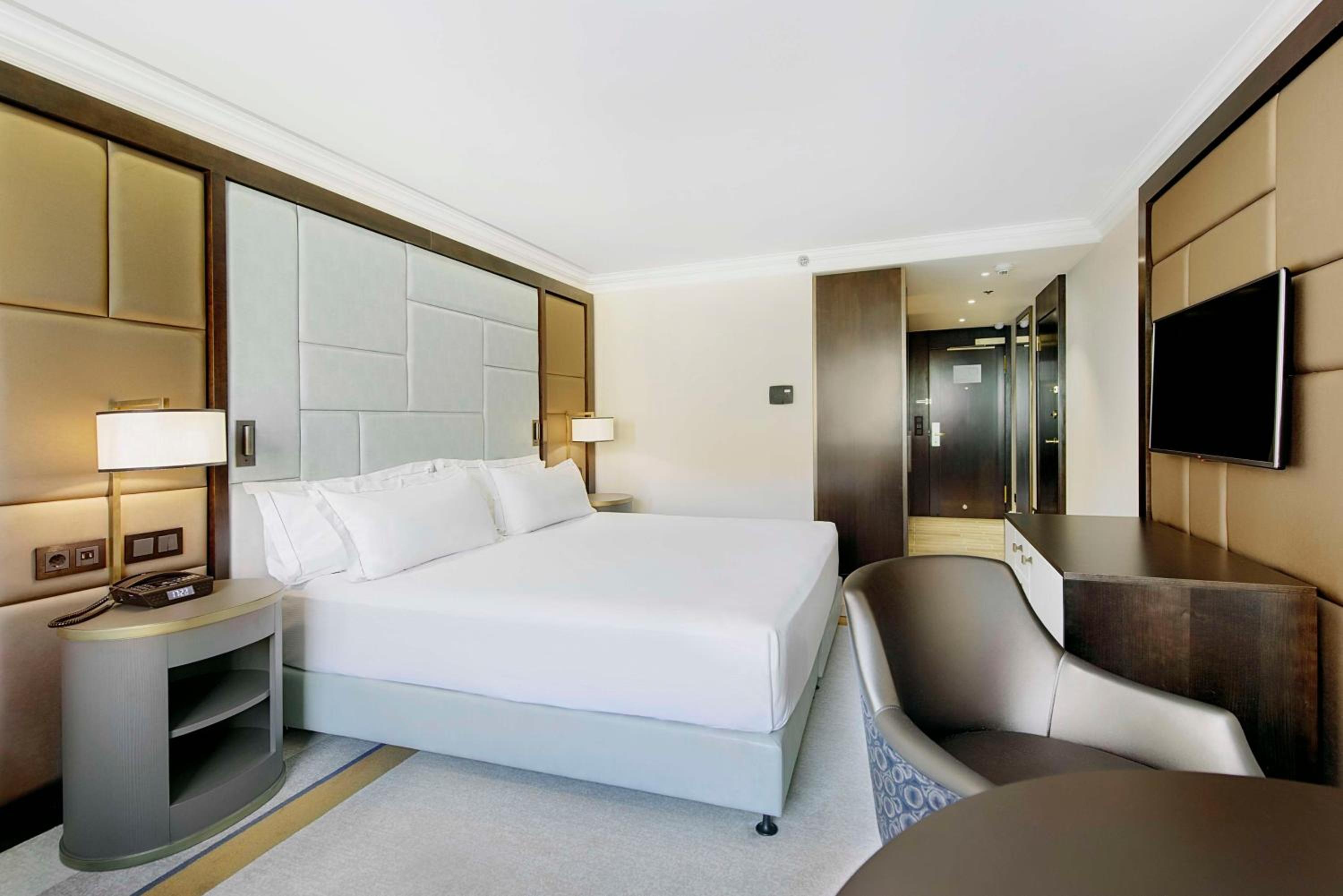 Hilton King Guestroom Courtyard  - Photo 2