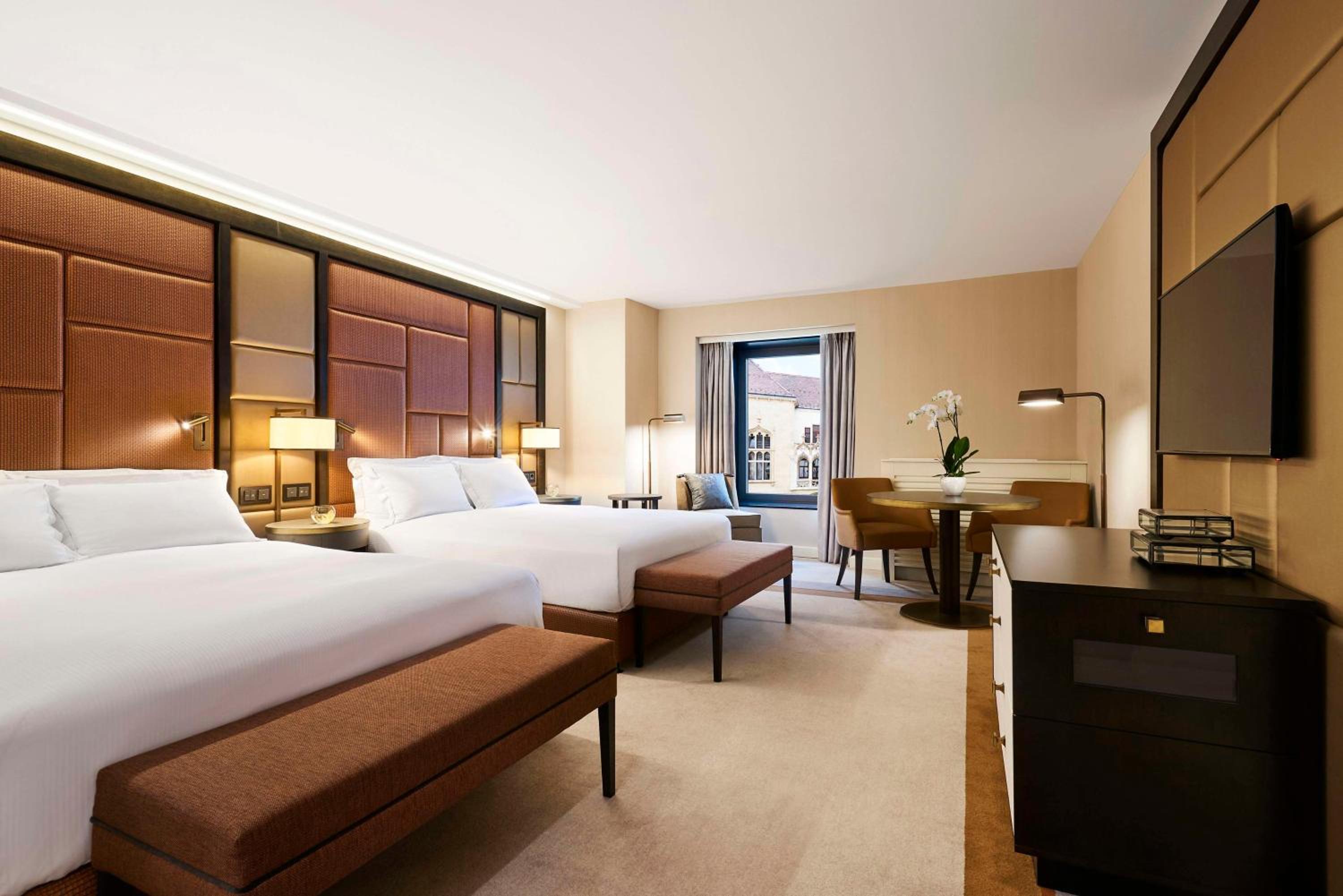 Superior Queen Room with Street View - Photo 2