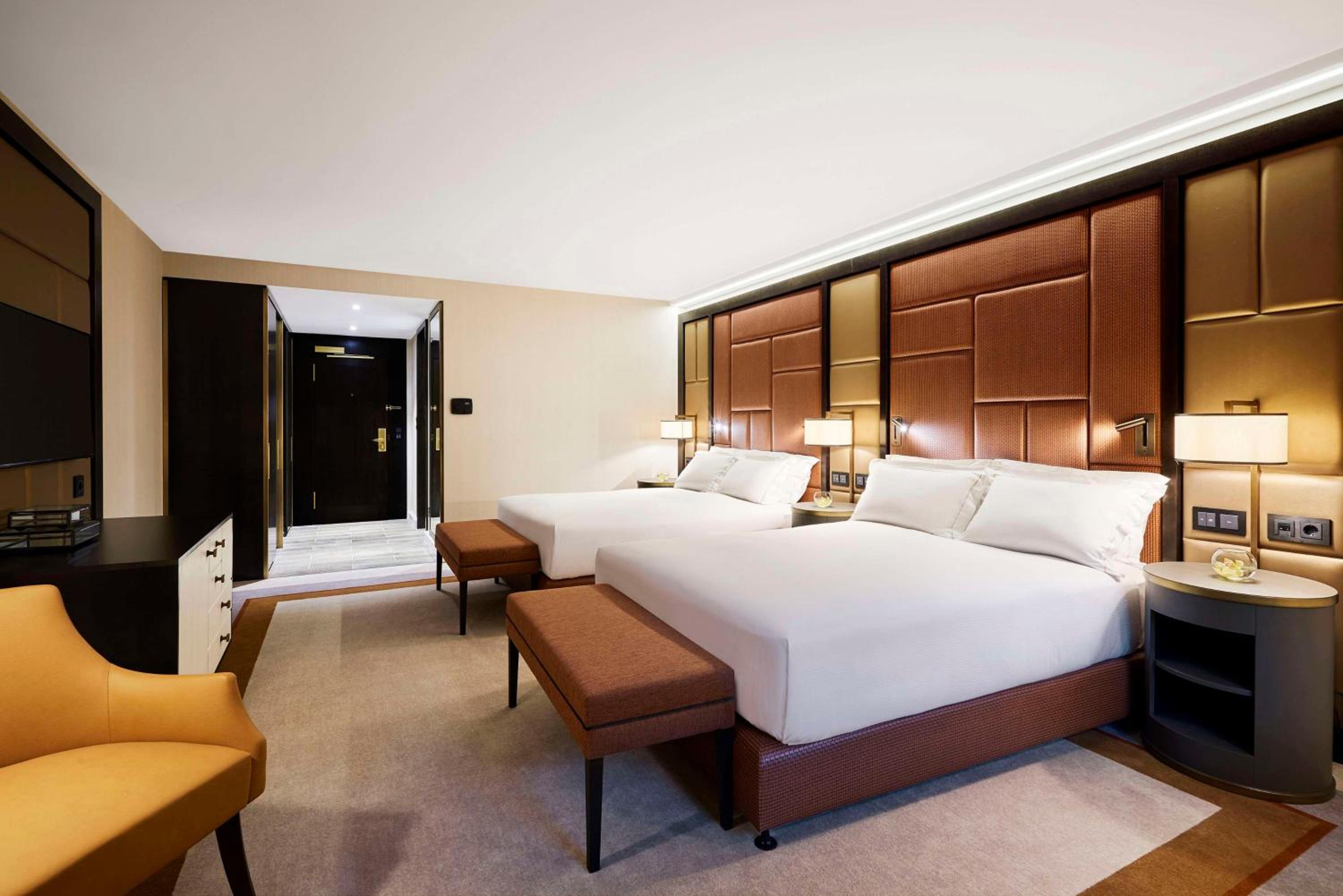 Superior Queen Room with Street View - Photo 1