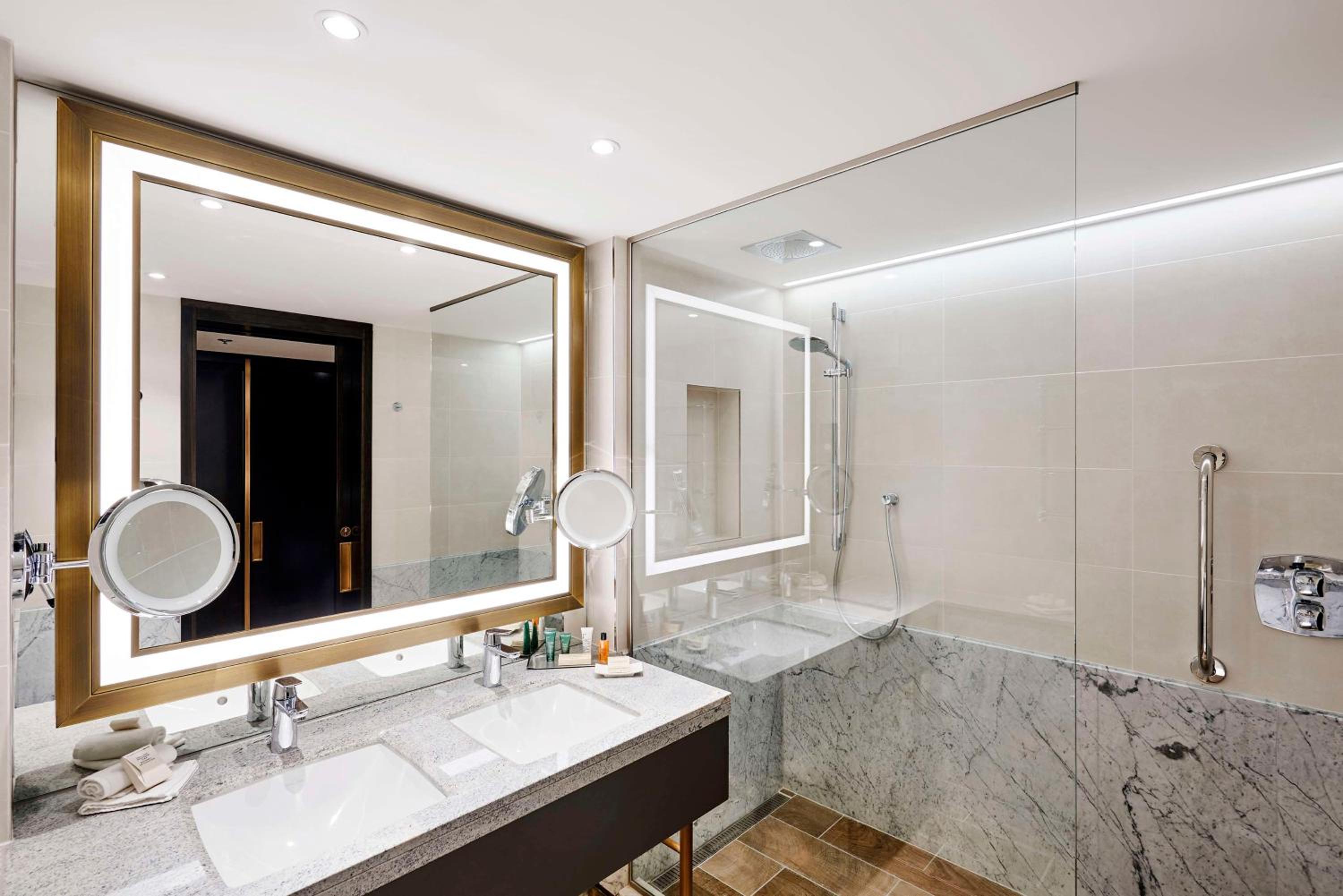 Superior Queen Room with Street View - Photo 4