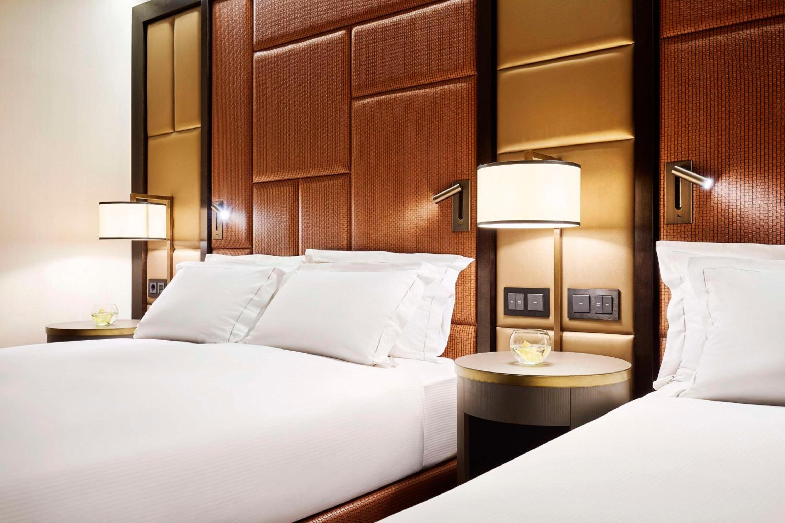 Superior Queen Room with Street View - Photo 3
