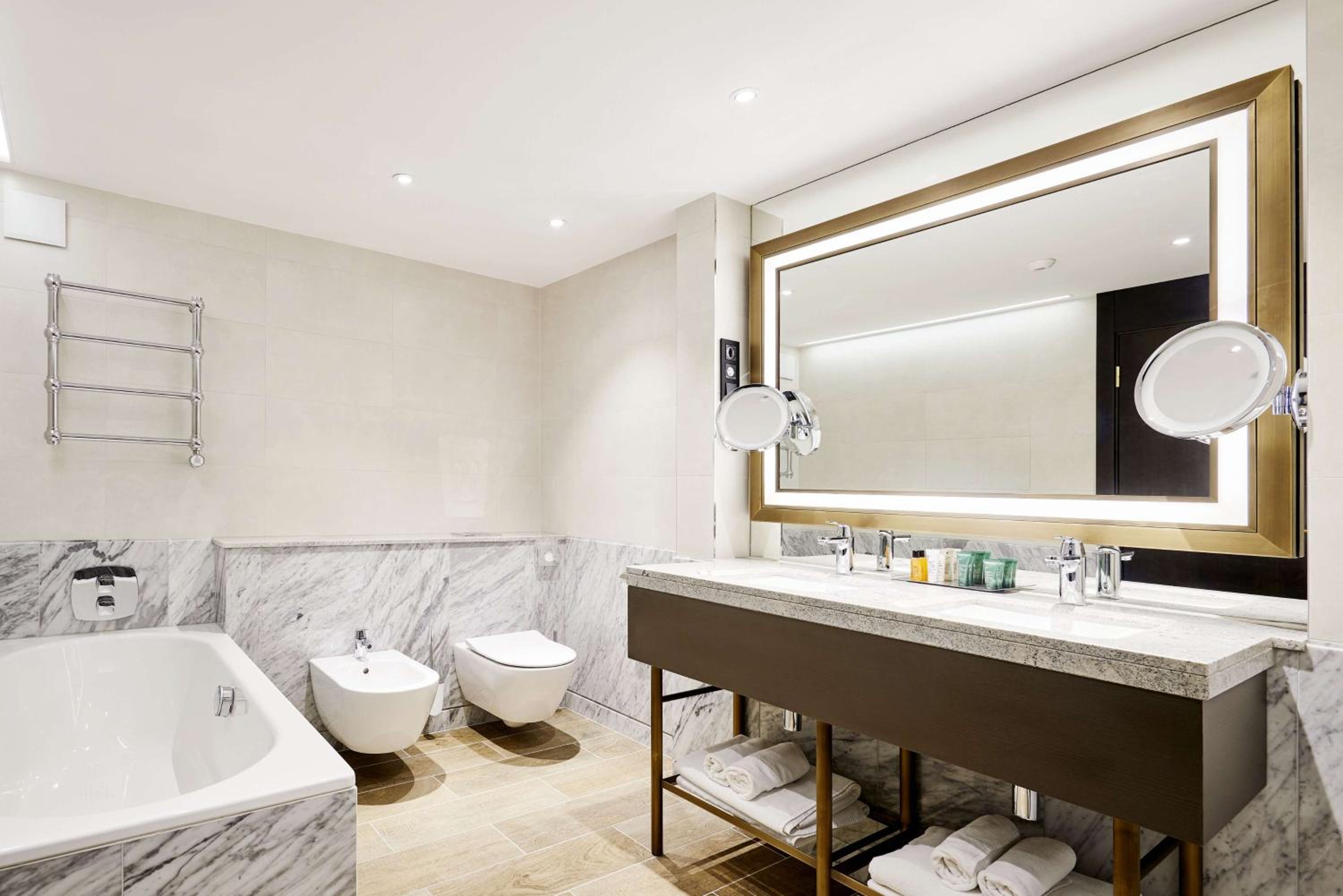 Corner King Suite - Danube River Suite