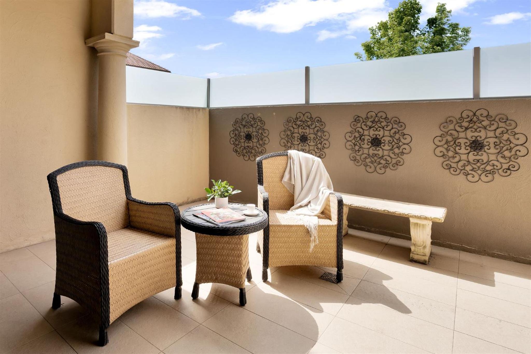 Spa Suite Courtyard with Free Parking and WIFI - Photo 5
