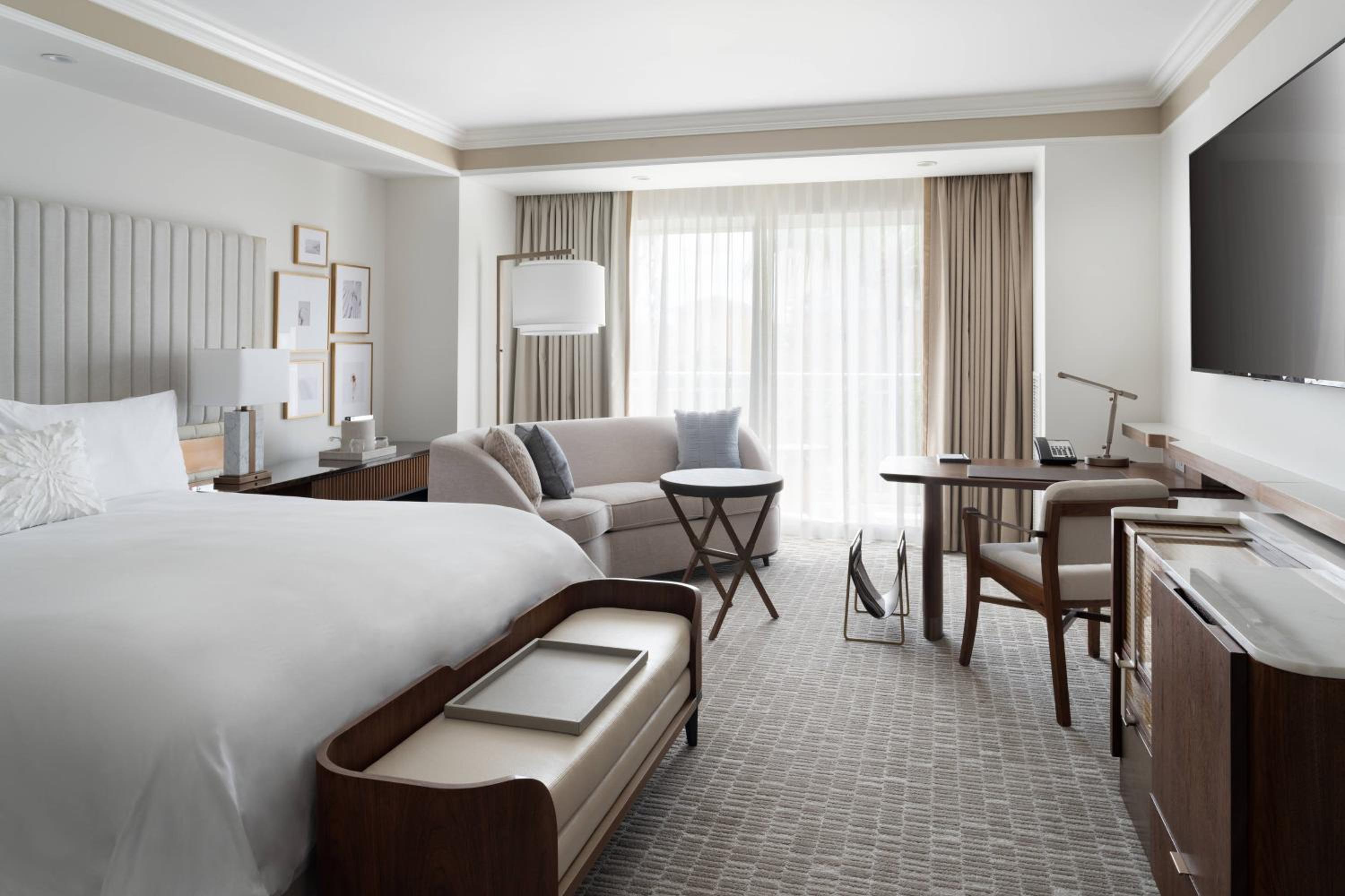 Club Lounge Access, 1 King Bed, Lake View, Guest Room