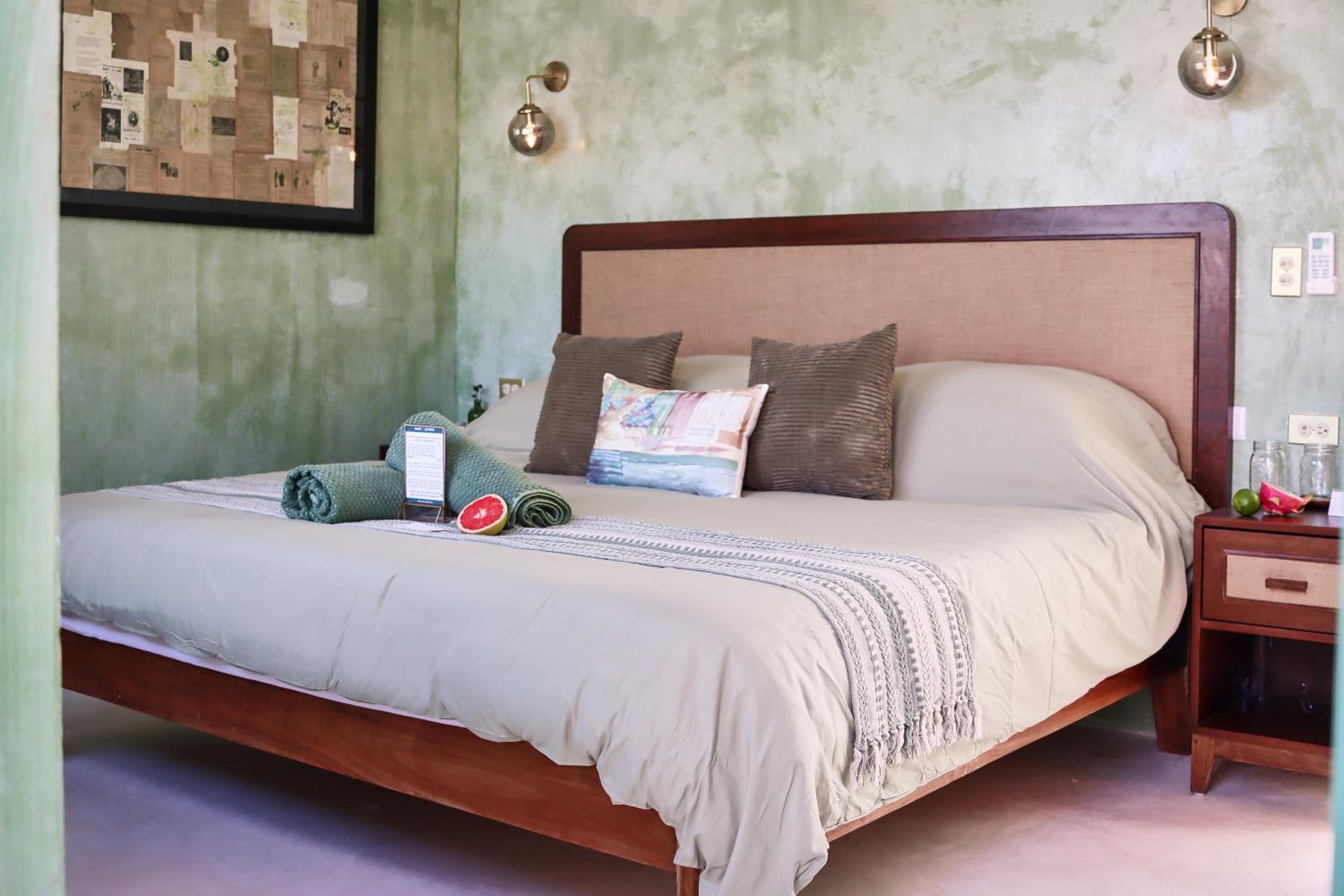 Deluxe King Room - Photo 2