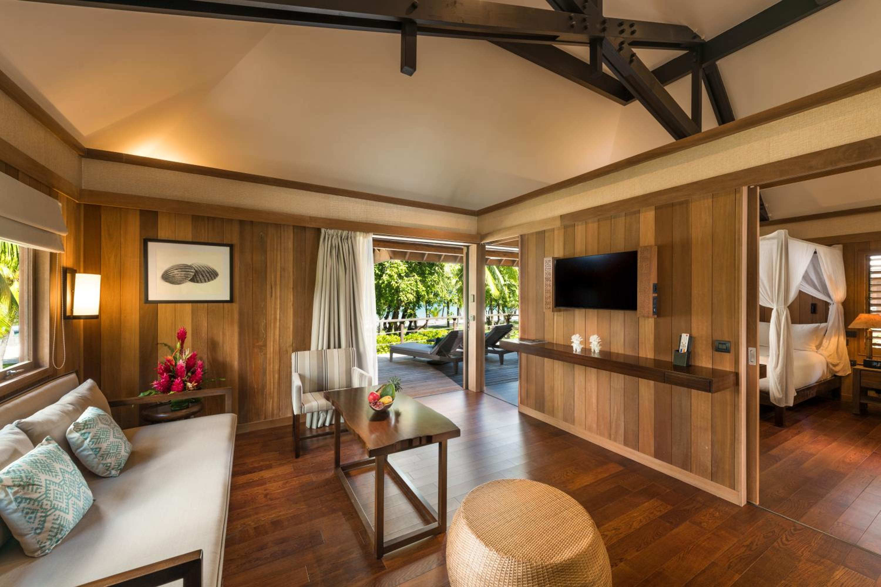 Suite, 1 King Bed, Lagoon View