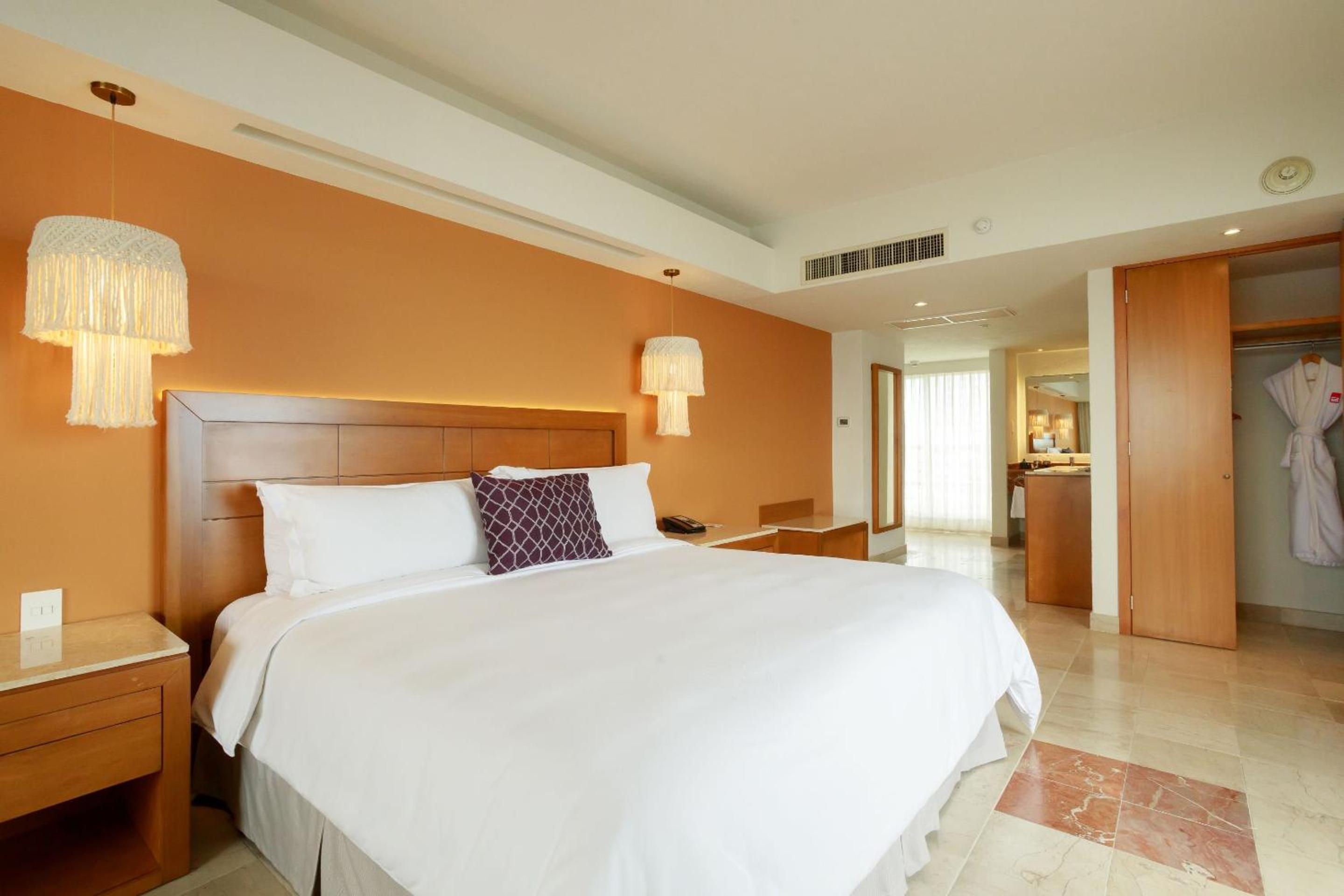Junior Suite with Breakfast Buffet for 2 Adults - Photo 8