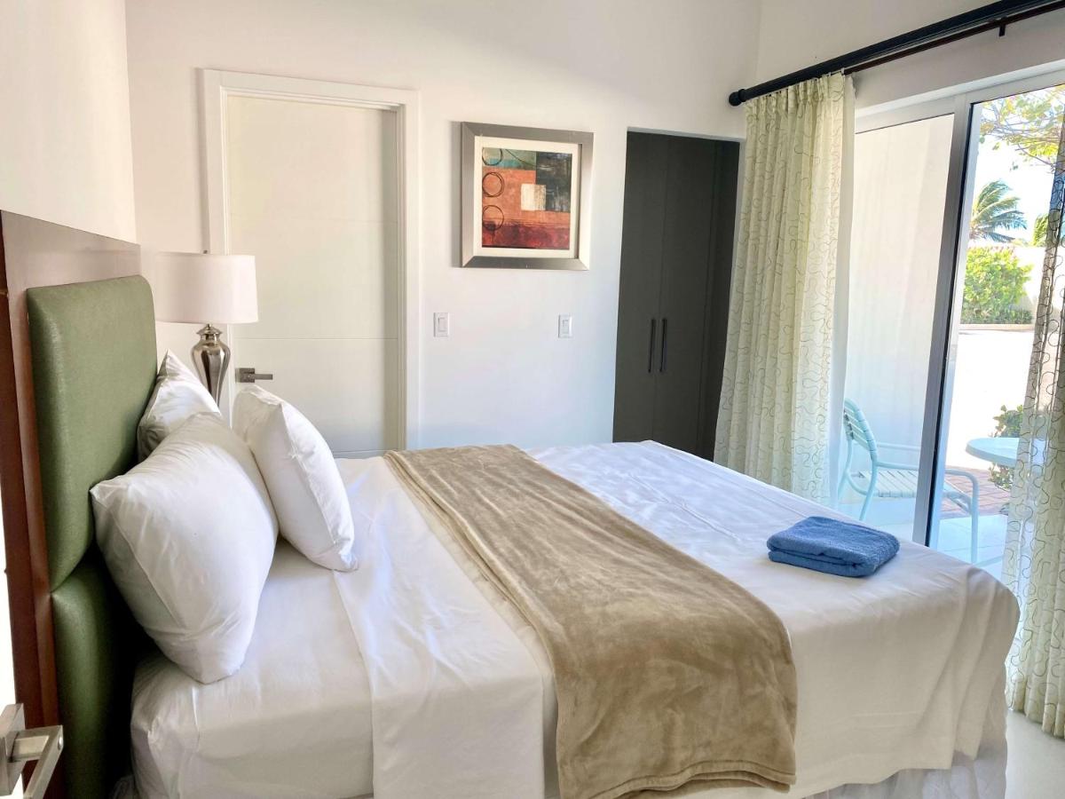 King Suite with Sofa Bed and Pool View photo 1