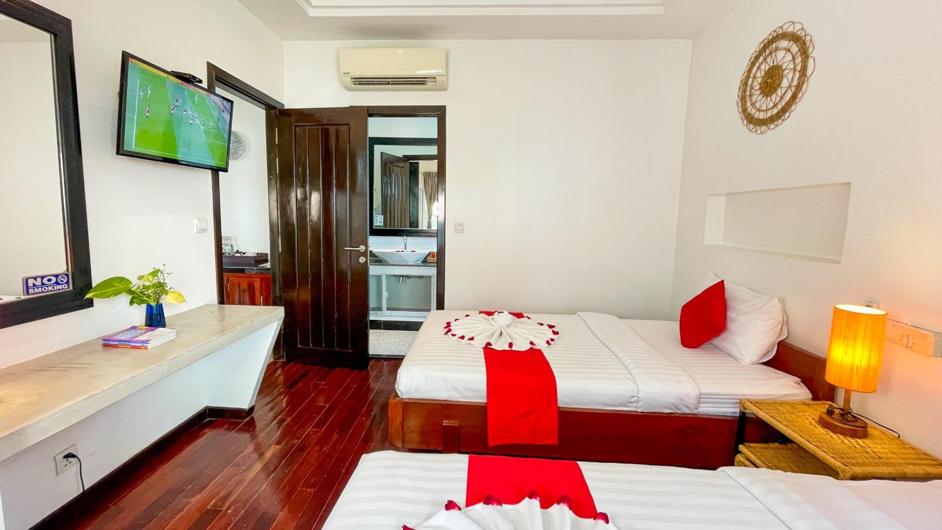 Super Family With Balcony Pool View- Free Pick Up - Photo 9