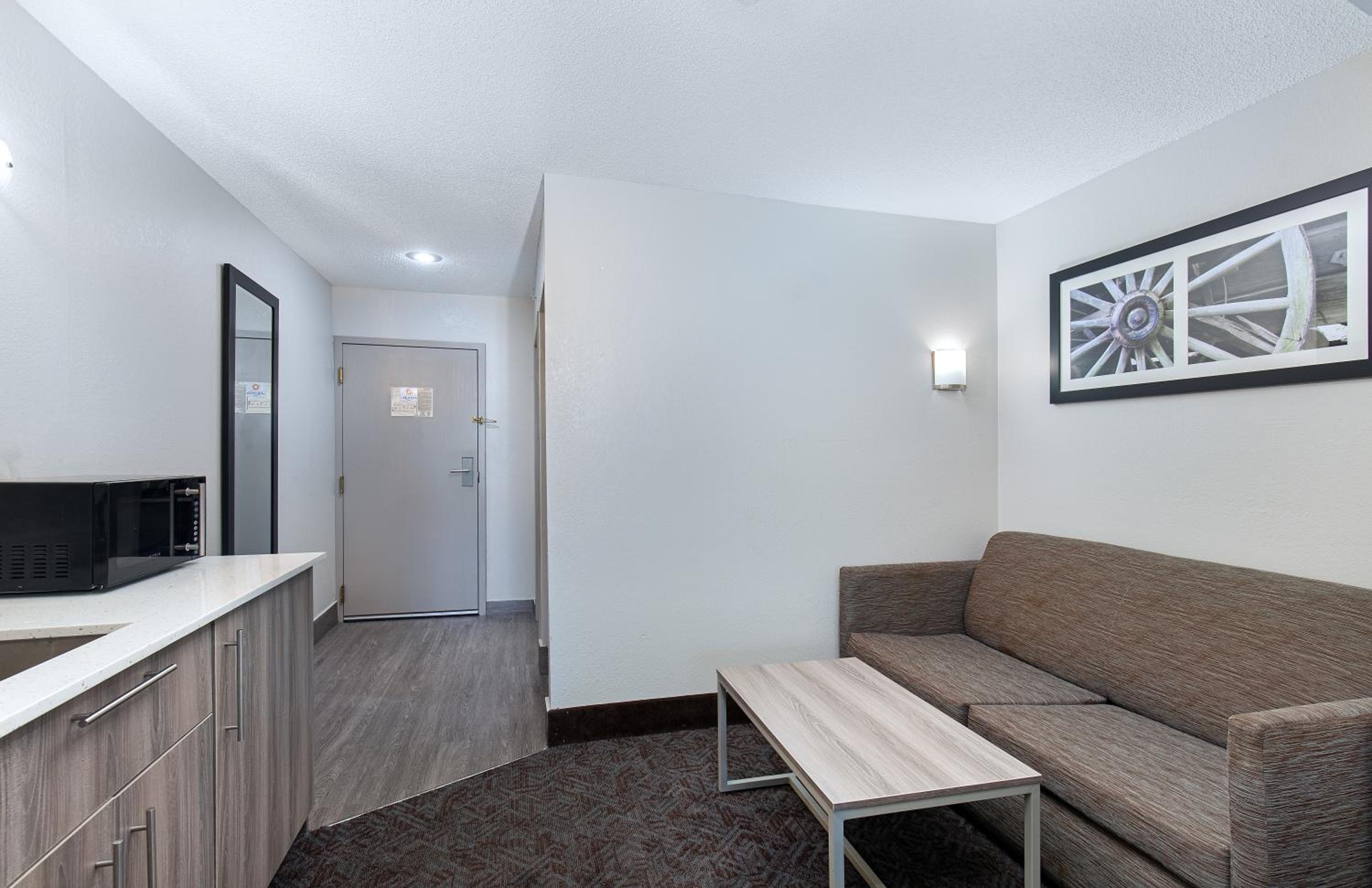 Executive Queen Room with Two Queen Beds and Sofa Bed - Non-Smoking photo 3