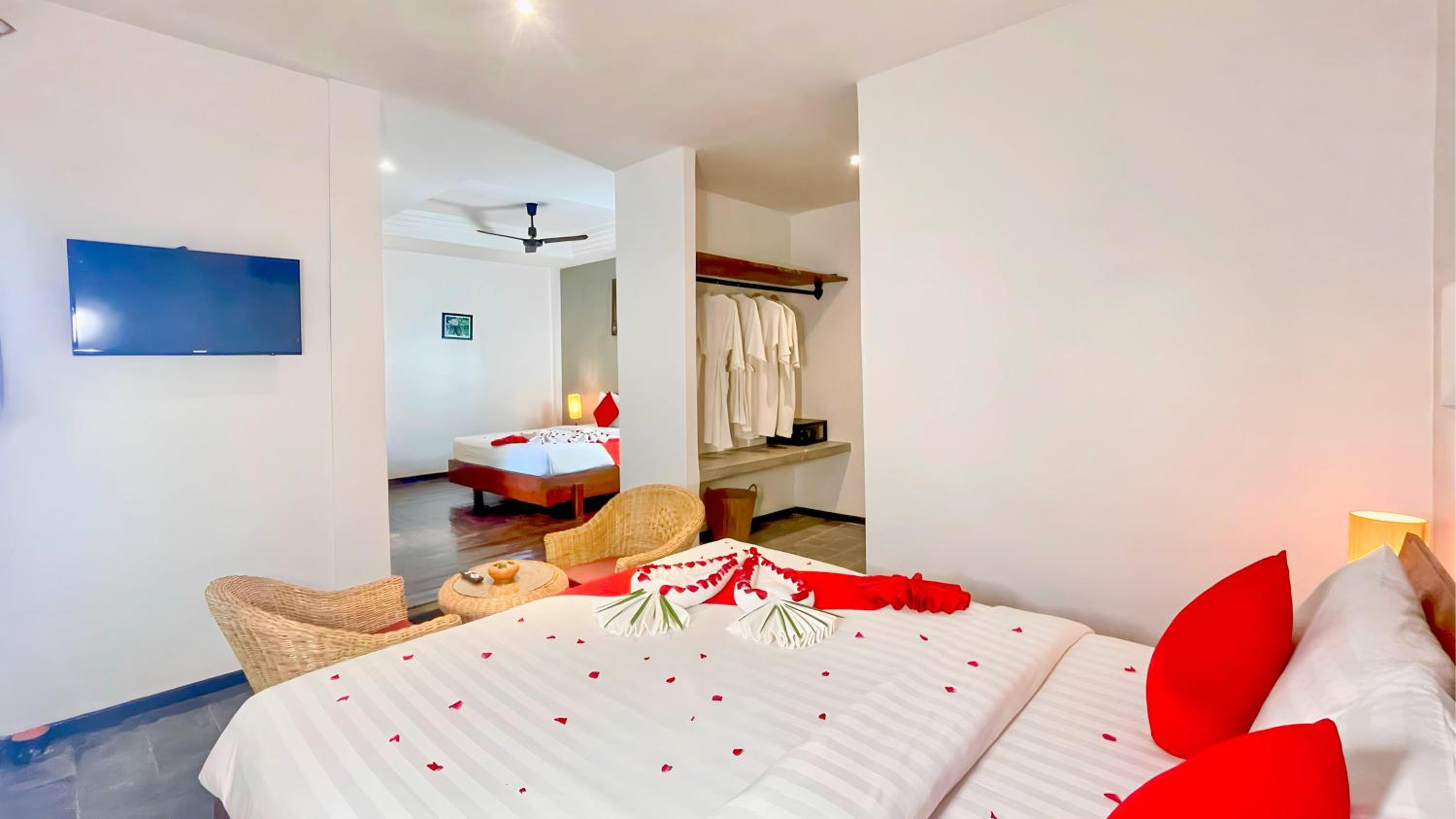 Family Suite With Balcony - Free Pick Up - Photo 14