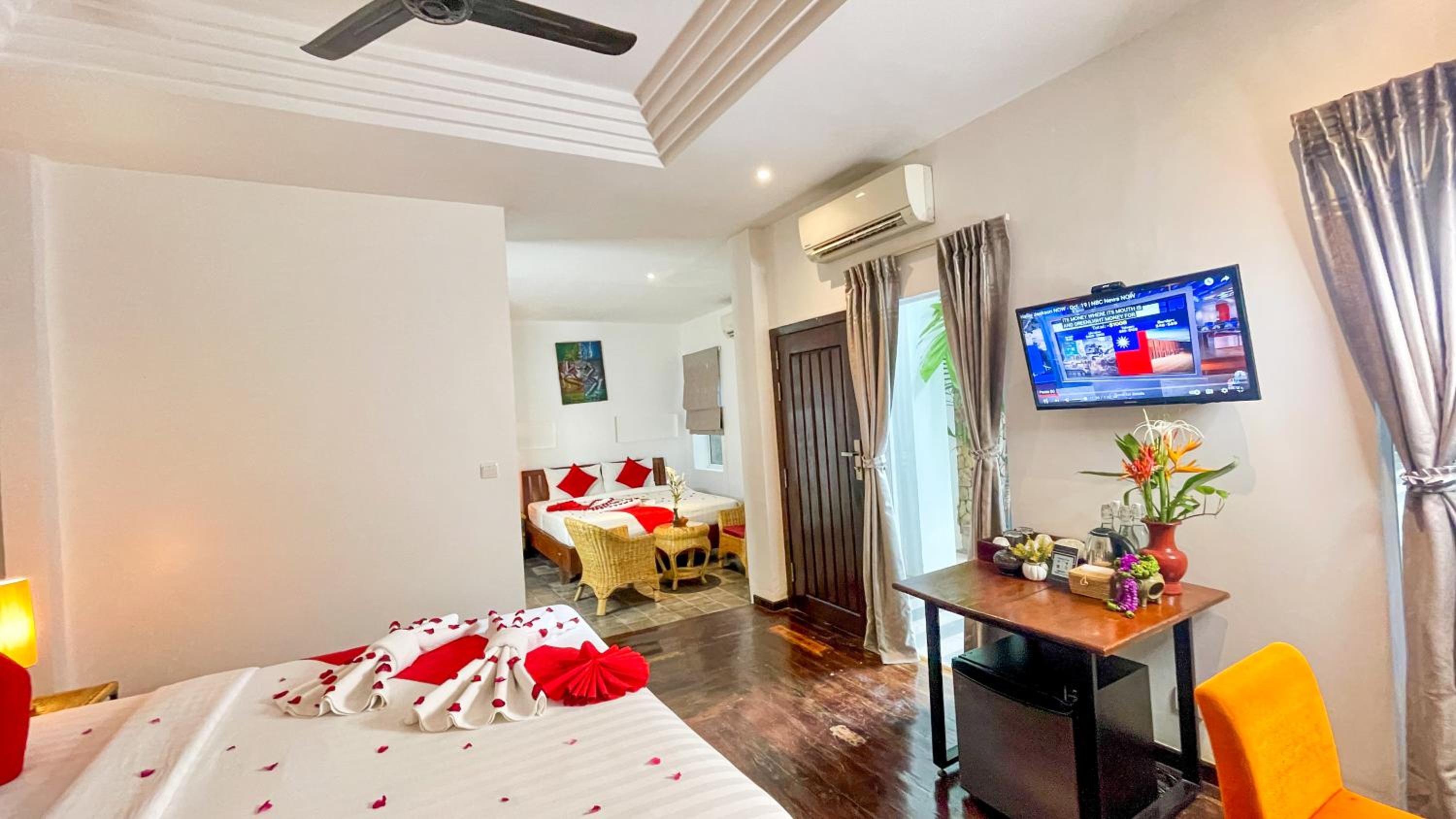 Family Suite With Balcony - Free Pick Up - Photo 13