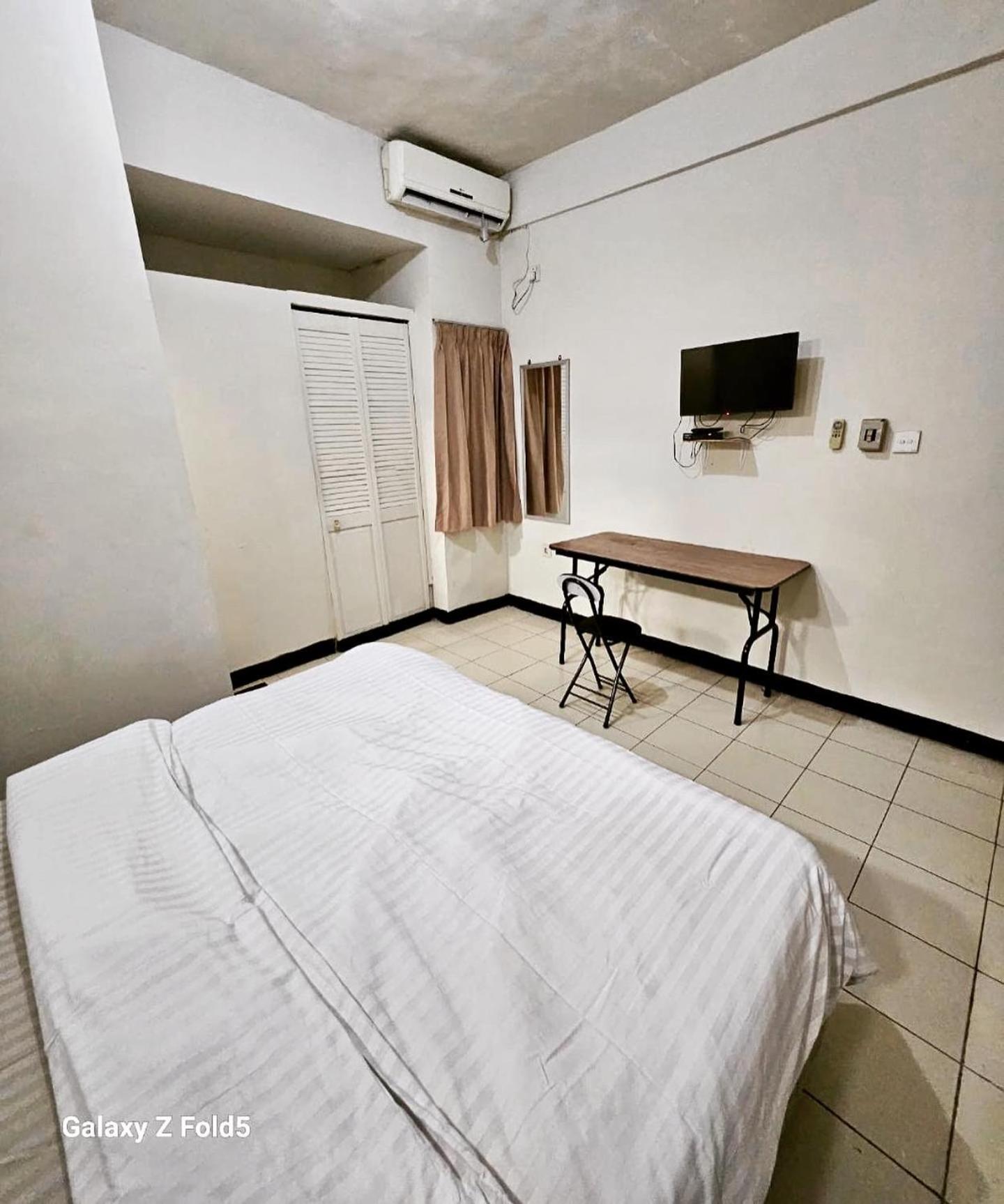 Budget Double Room - Photo 14