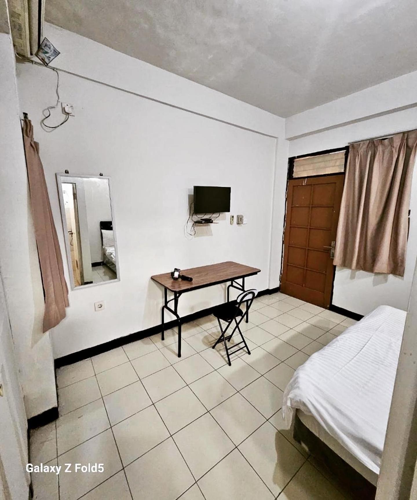 Budget Double Room - Photo 13