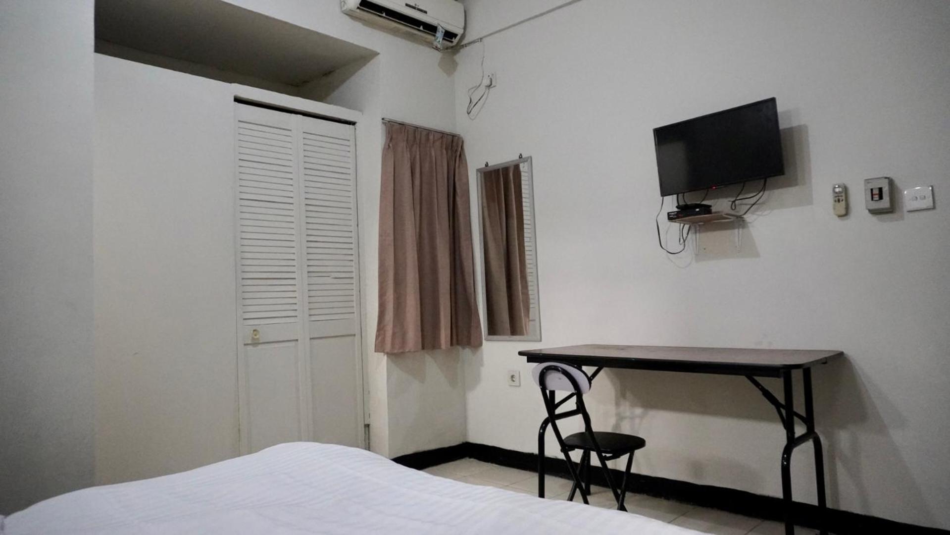 Budget Double Room - Photo 12