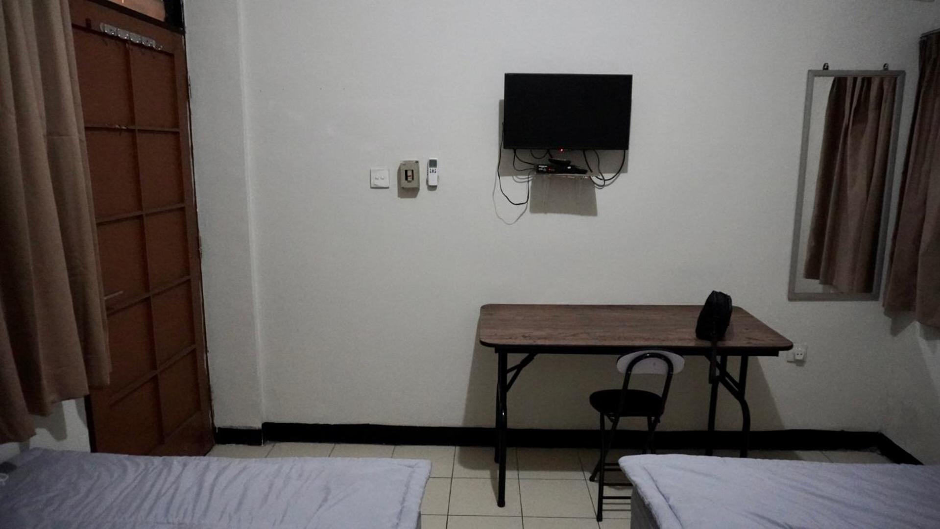 Budget Double Room - Photo 8