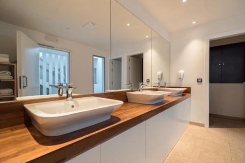 Bed in 4-Bed Dormitory Room with Shared Bathroom photo 2