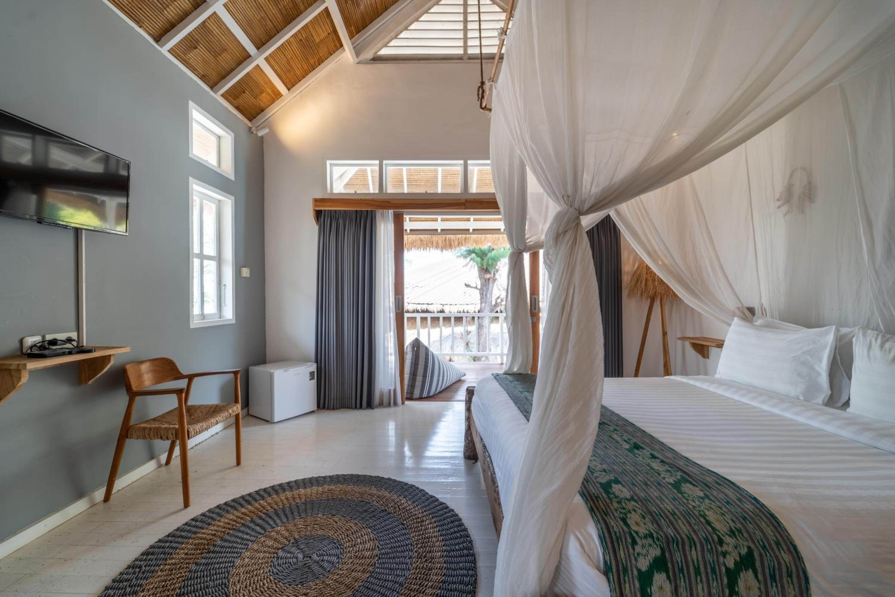 Upper Floor Deluxe Room with Private Balcony photo 2