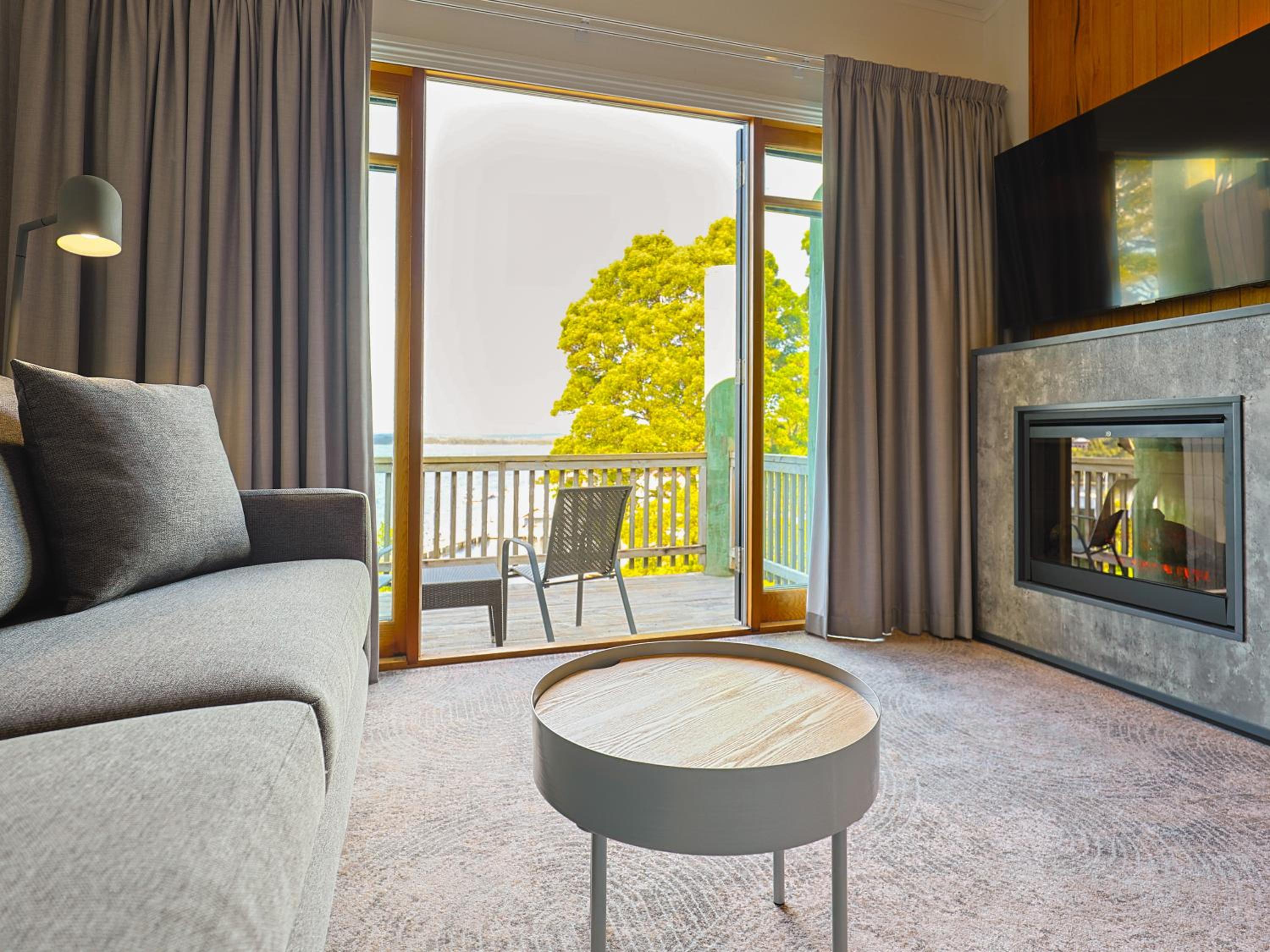 Premium King Room with Harbor View - Photo 4