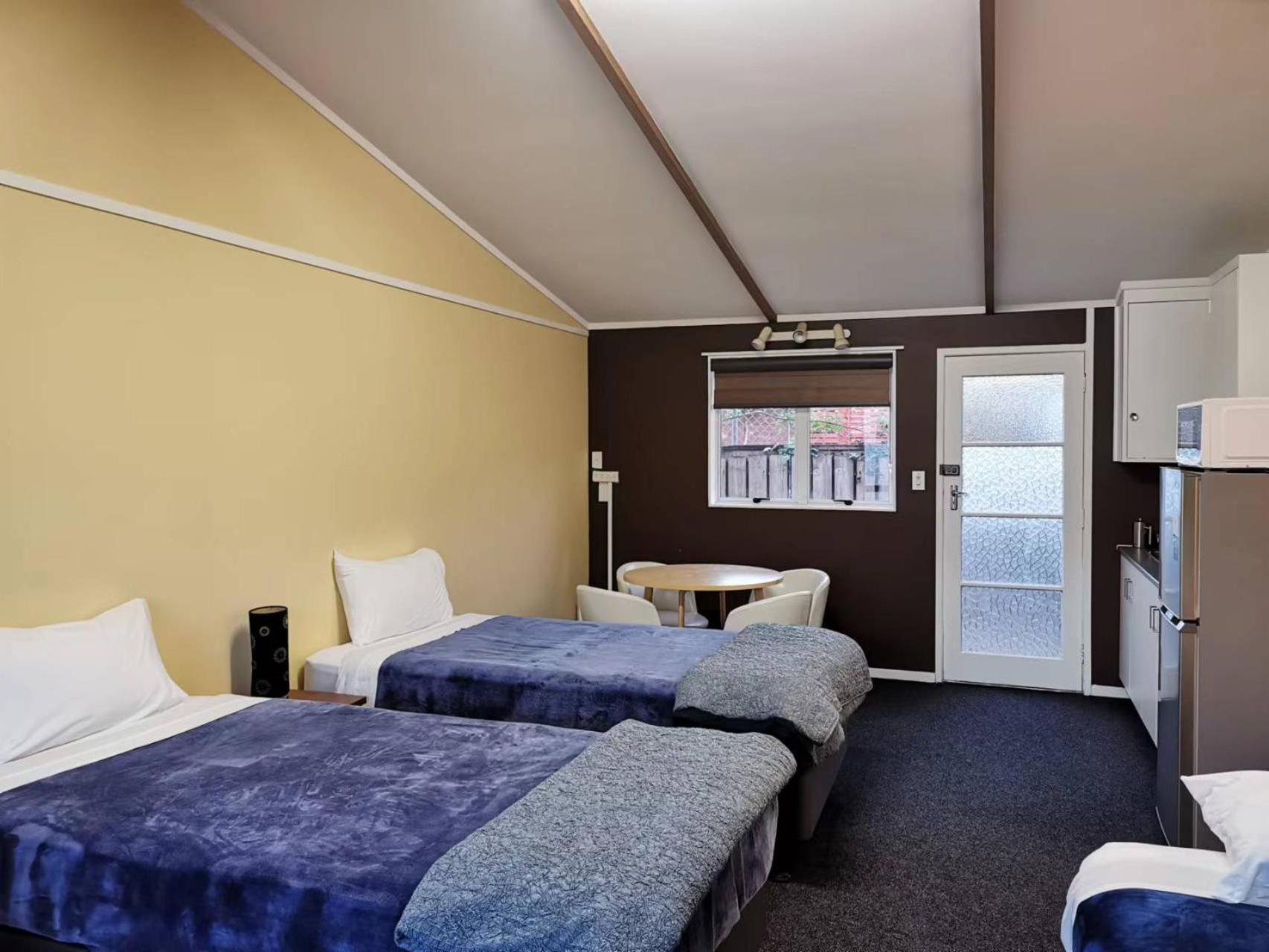 Studio Unit 2A with Single Person Tub photo 2
