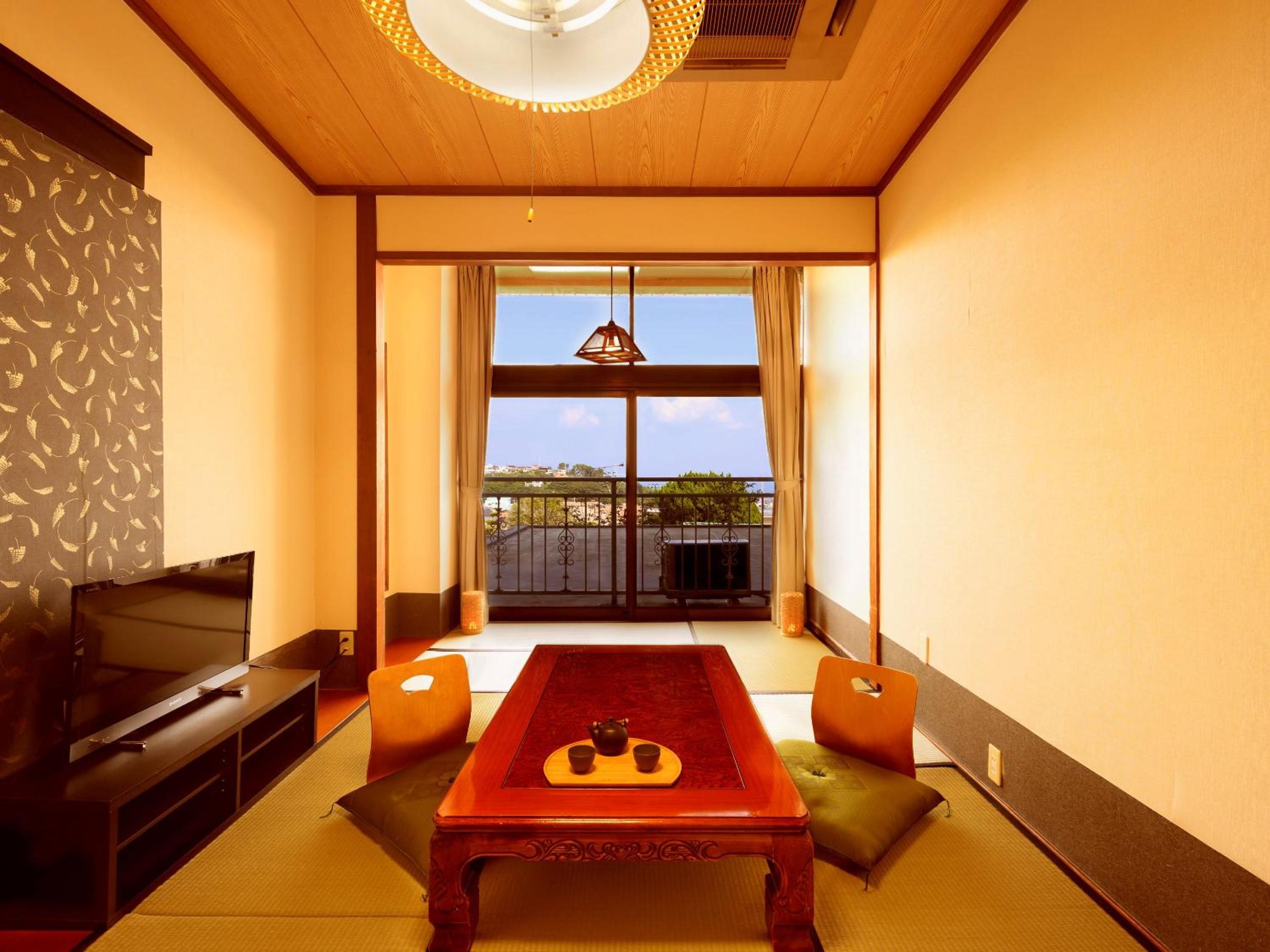Standard Japanese-Style Family Room With Bathroom